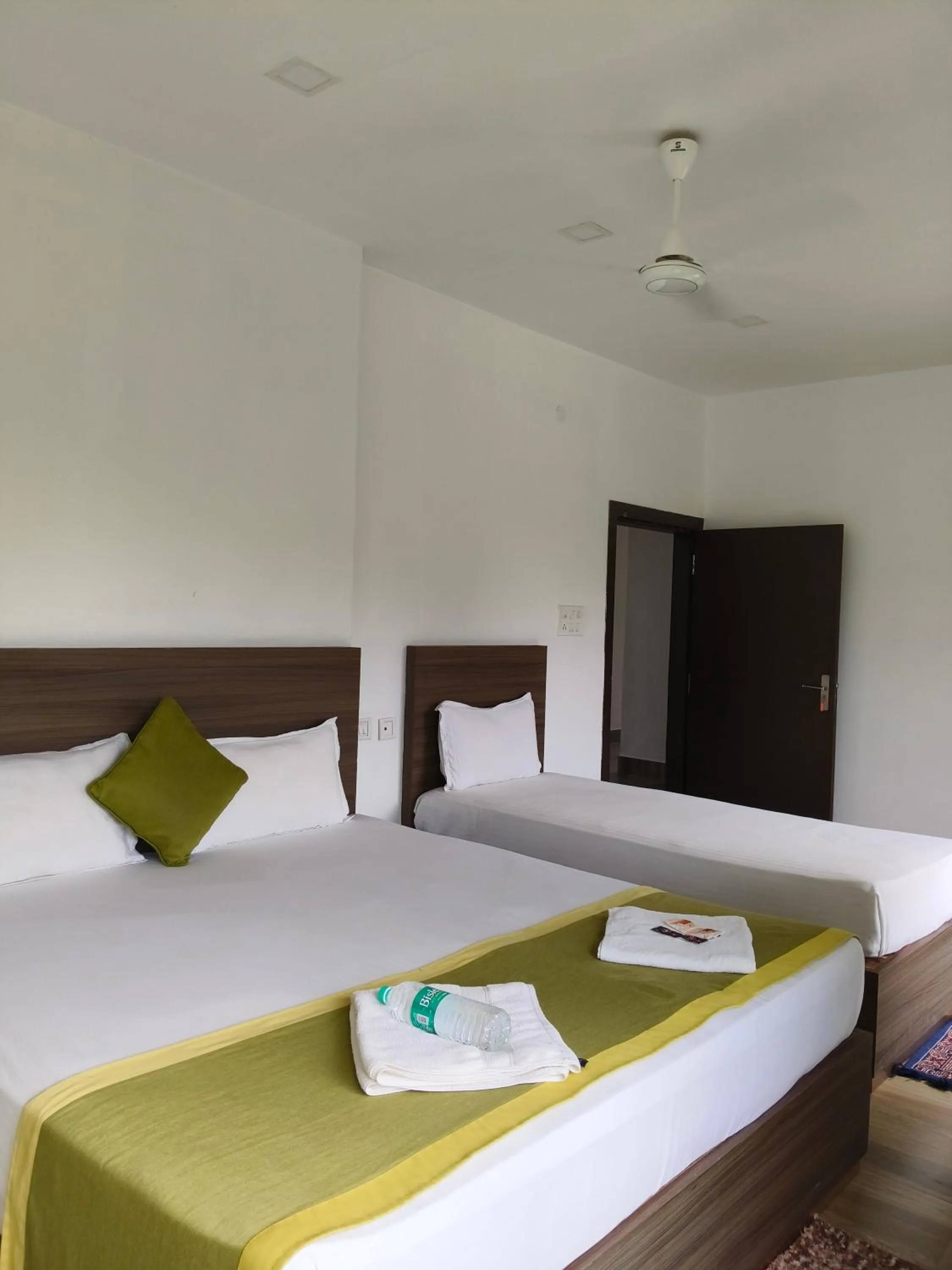 Bedroom, Bed in Shivaji Inn Kaziranga