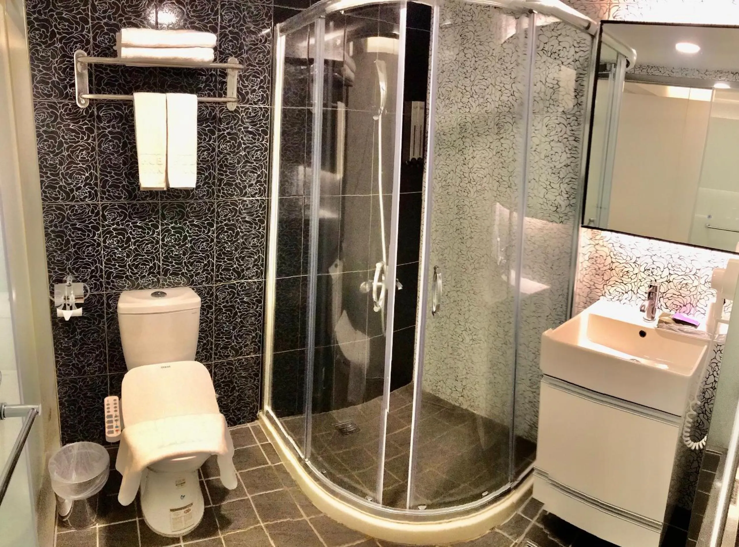 Shower in Hub Hotel Ximen Inn