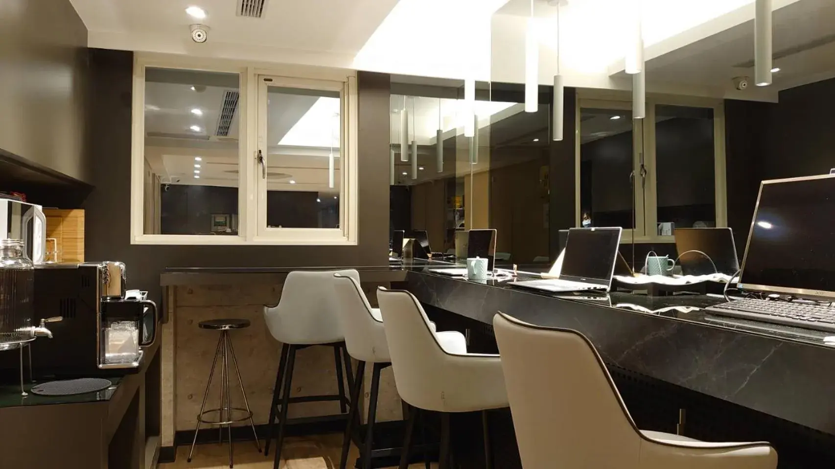 Lounge or bar in Hub Hotel Ximen Inn Lounge or bar in Hub Hotel Ximen Inn