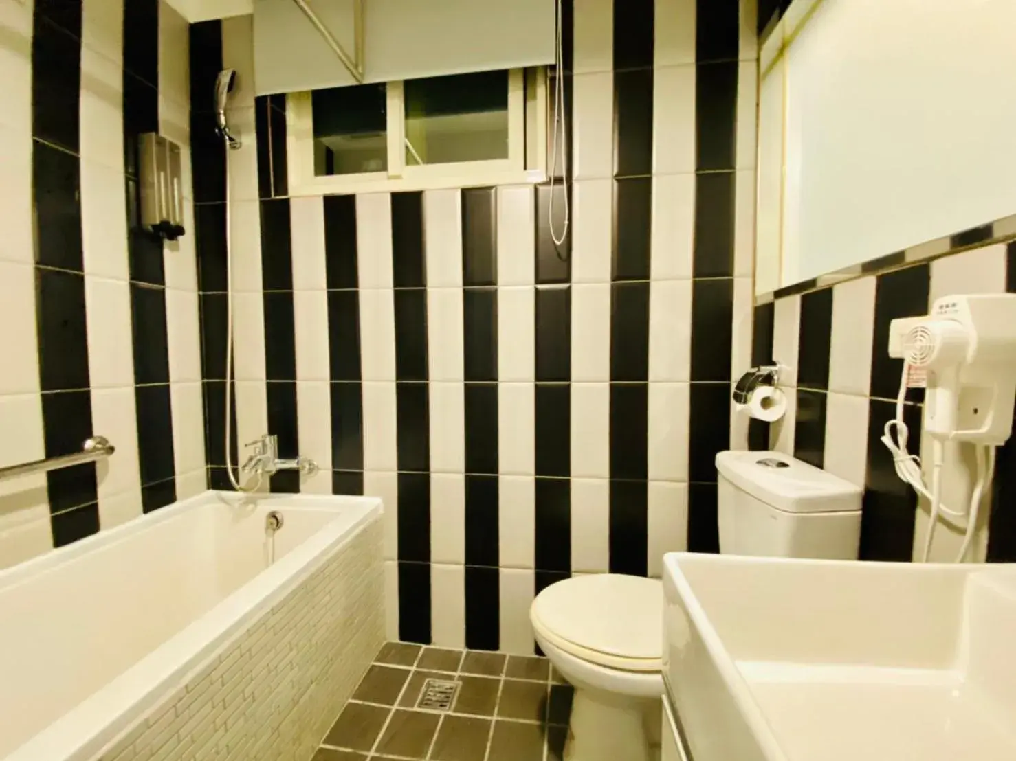 Shower in Hub Hotel Ximen Inn Shower in Hub Hotel Ximen Inn