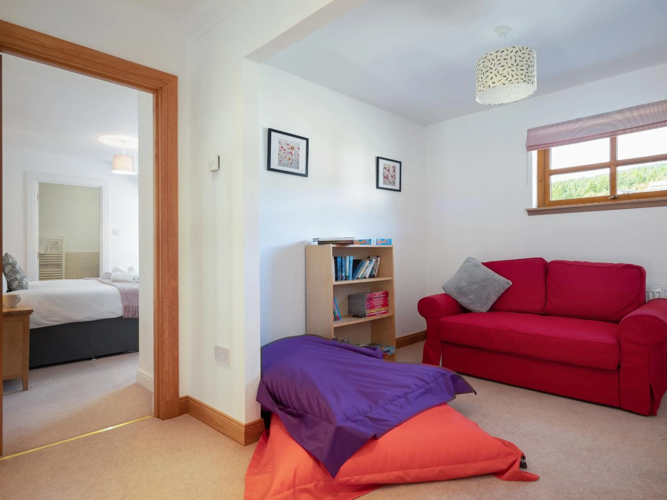 Communal lounge/ TV room, Bed in Snowmass Lodge - hot tub in Aviemore