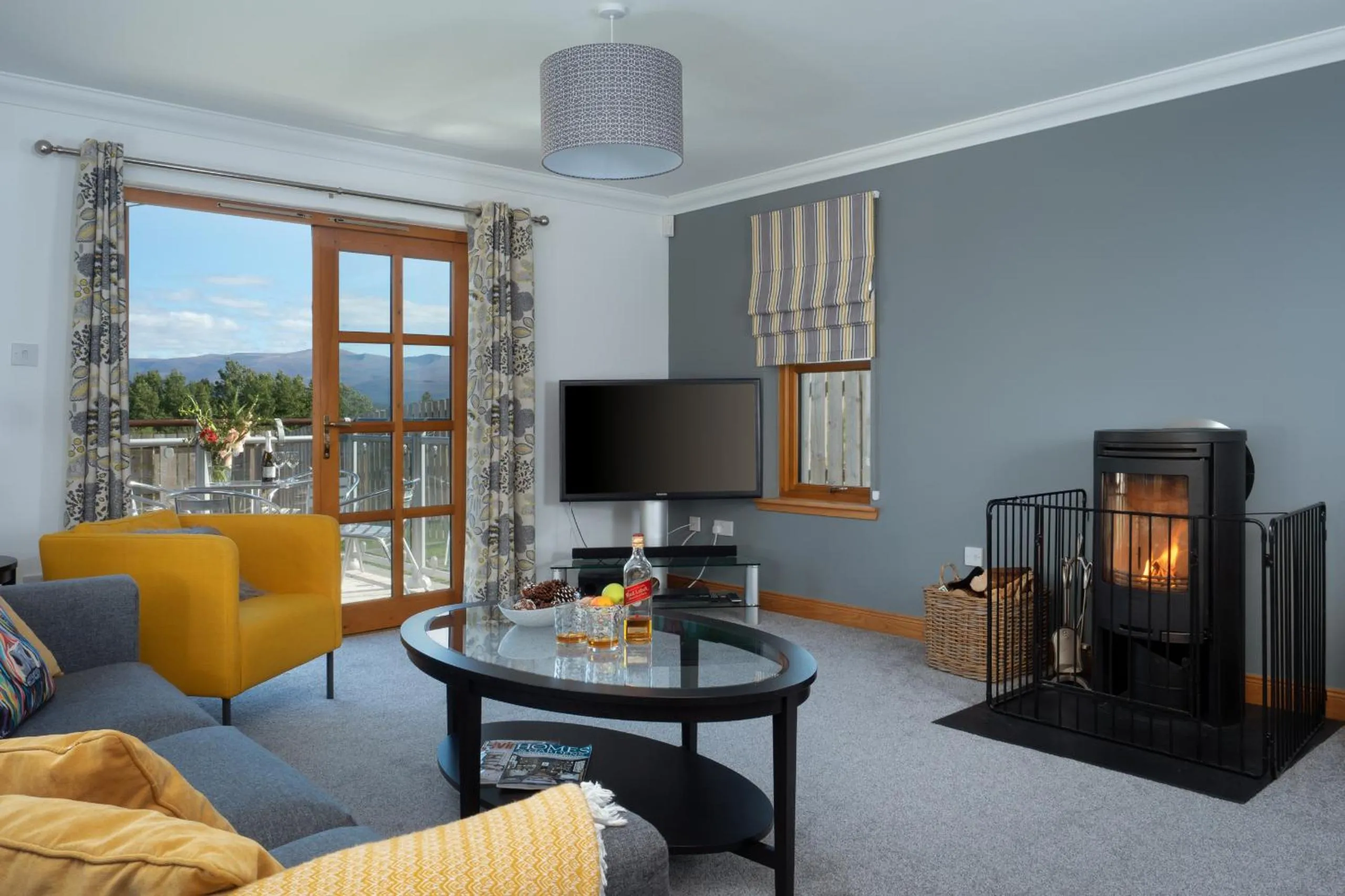 Communal lounge/ TV room in Snowmass Lodge - hot tub in Aviemore