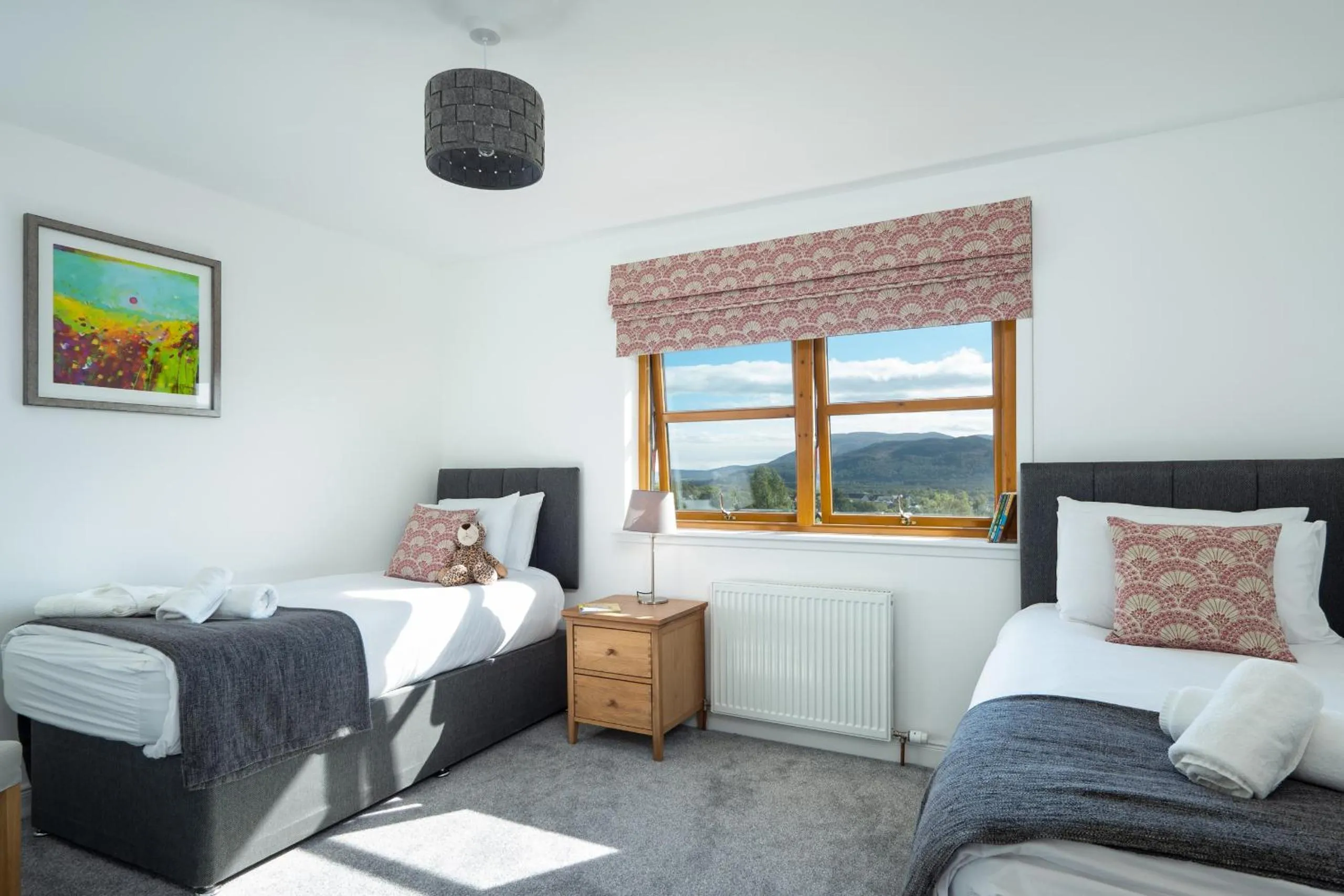 Bed in Snowmass Lodge - hot tub in Aviemore