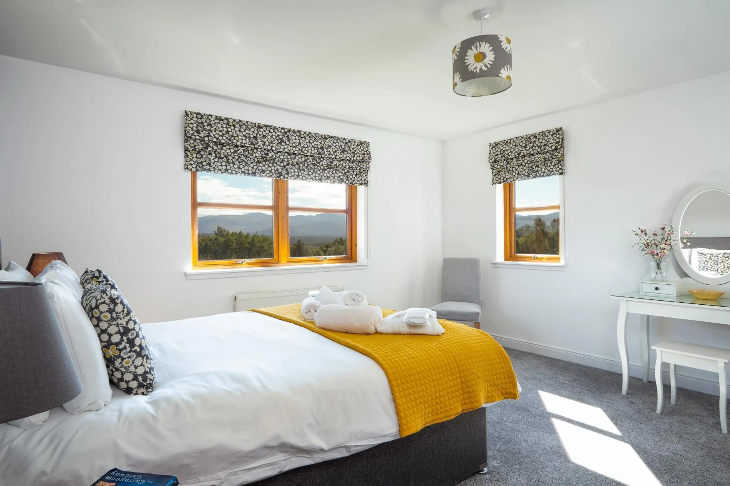 Bed in Snowmass Lodge - hot tub in Aviemore