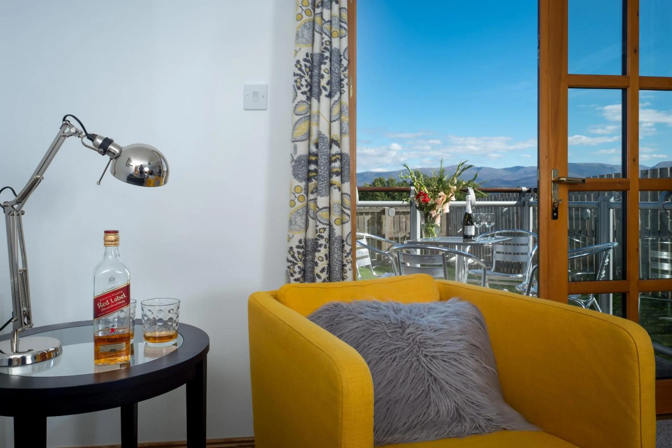 Communal lounge/ TV room in Snowmass Lodge - hot tub in Aviemore