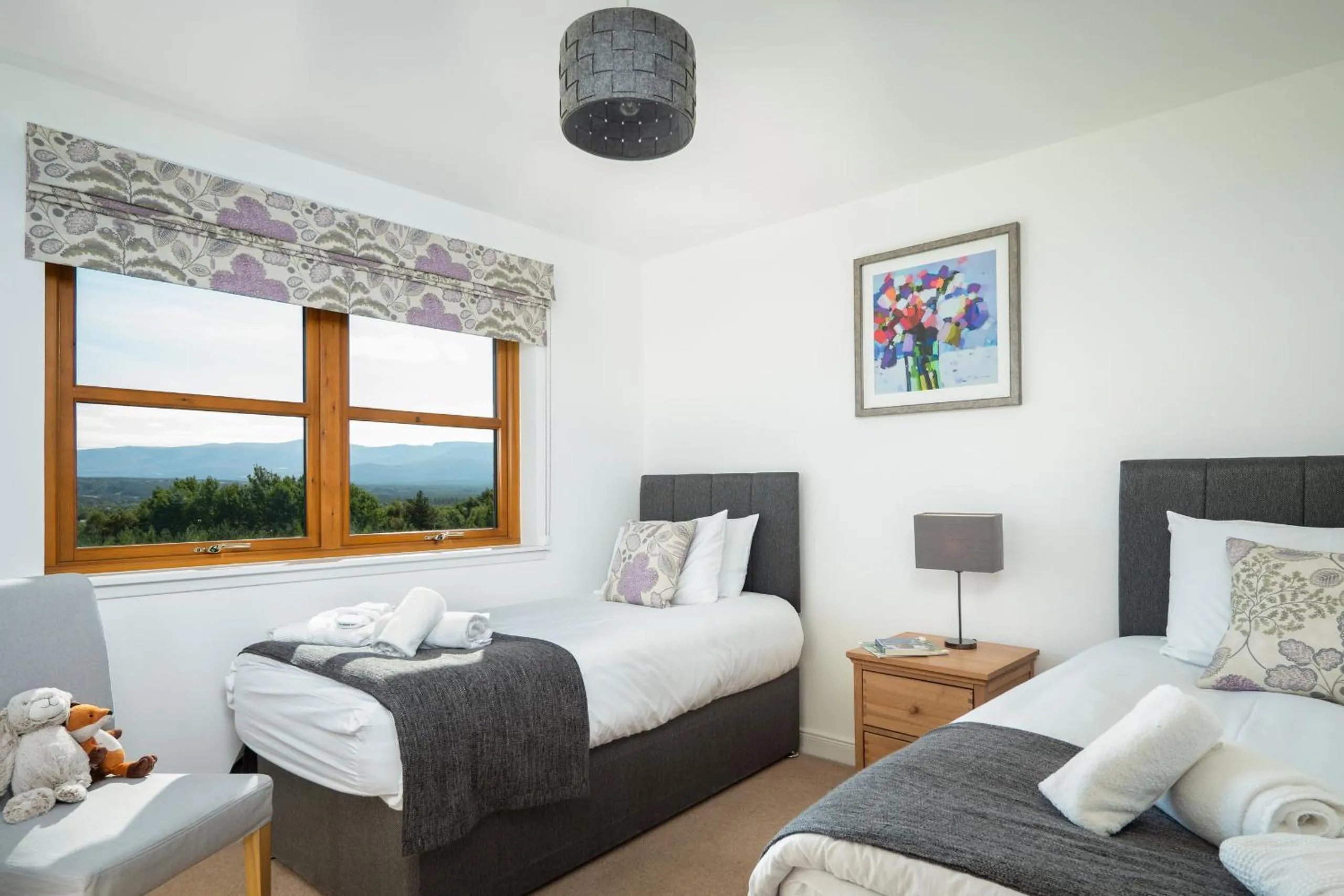 Bed in Snowmass Lodge - hot tub in Aviemore
