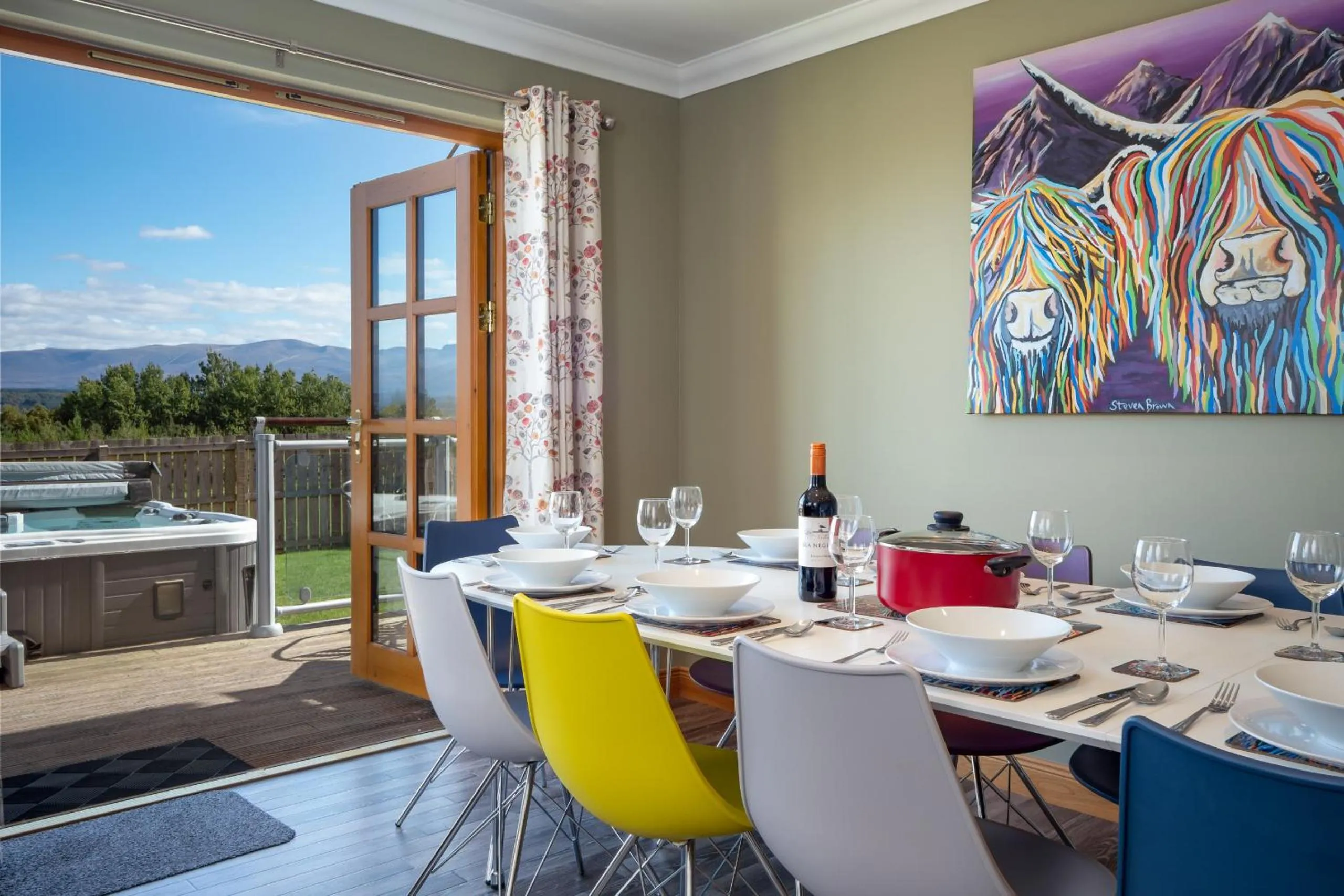 Dining area in Snowmass Lodge - hot tub in Aviemore