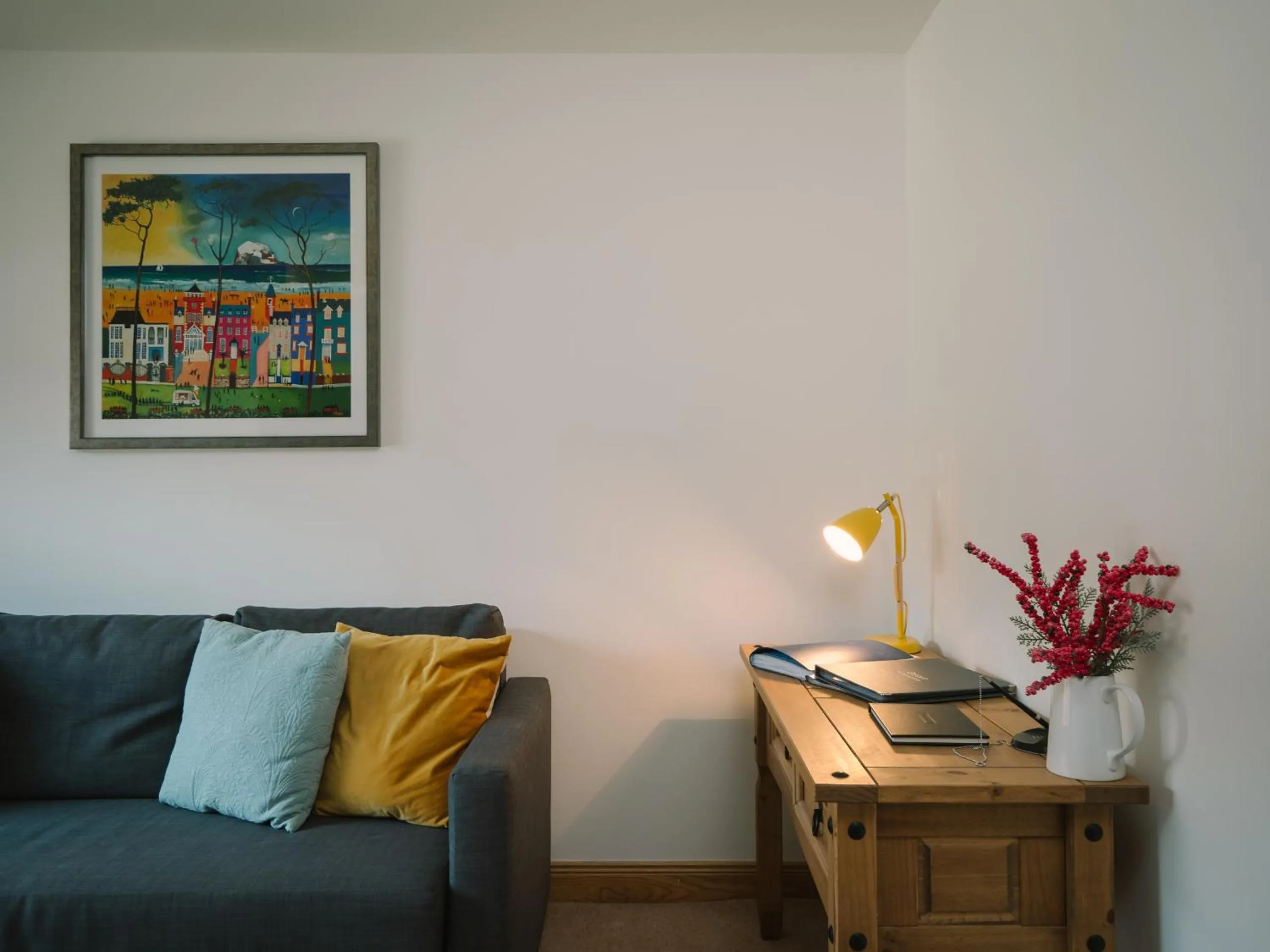 Communal lounge/ TV room in Snowmass Lodge - hot tub in Aviemore