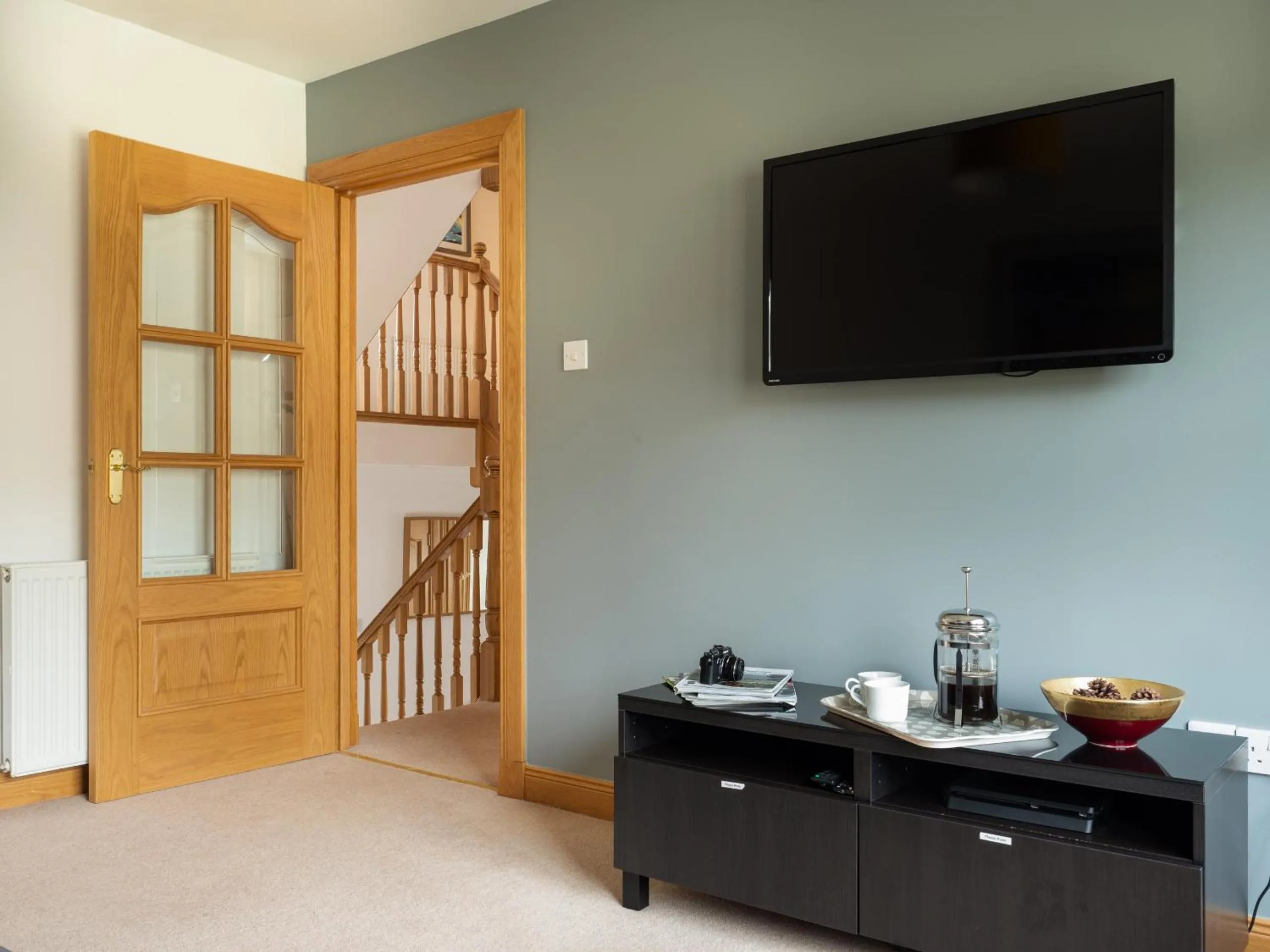 Communal lounge/ TV room in Snowmass Lodge - hot tub in Aviemore
