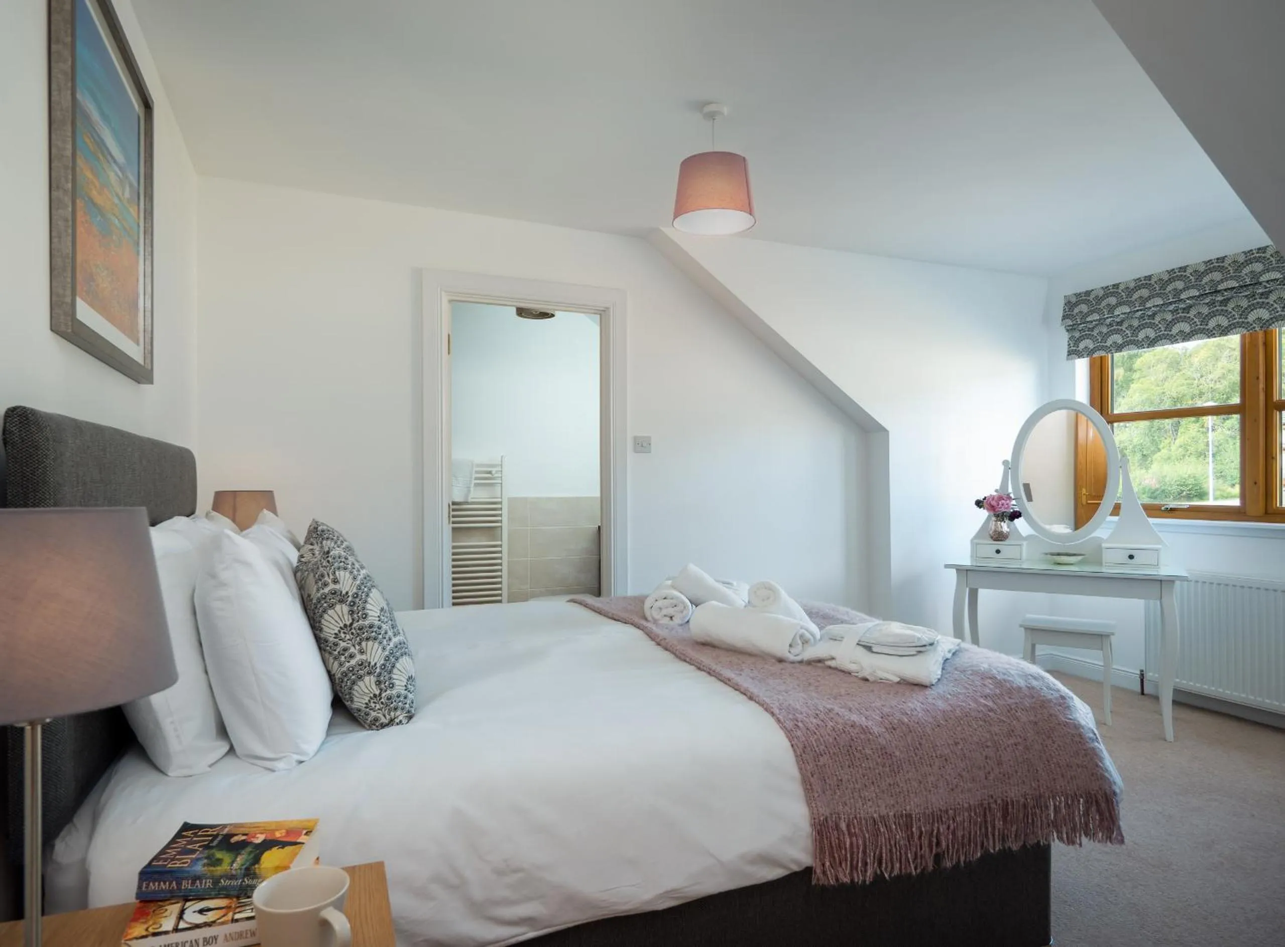 Bed in Snowmass Lodge - hot tub in Aviemore