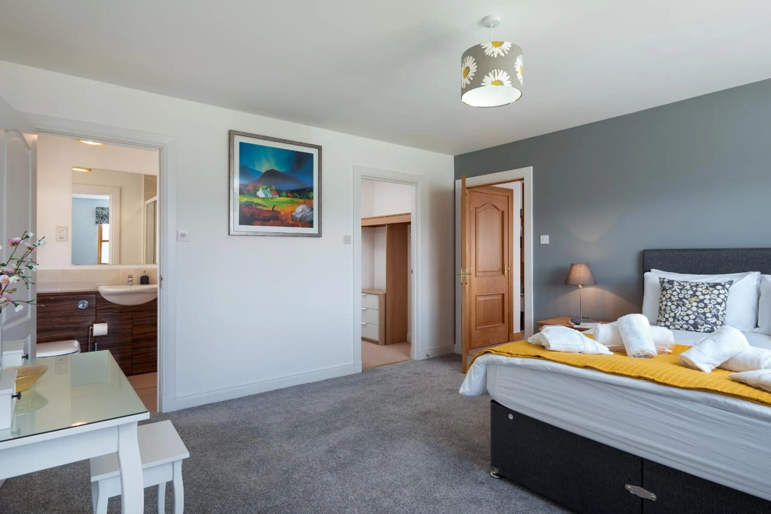 Bed in Snowmass Lodge - hot tub in Aviemore