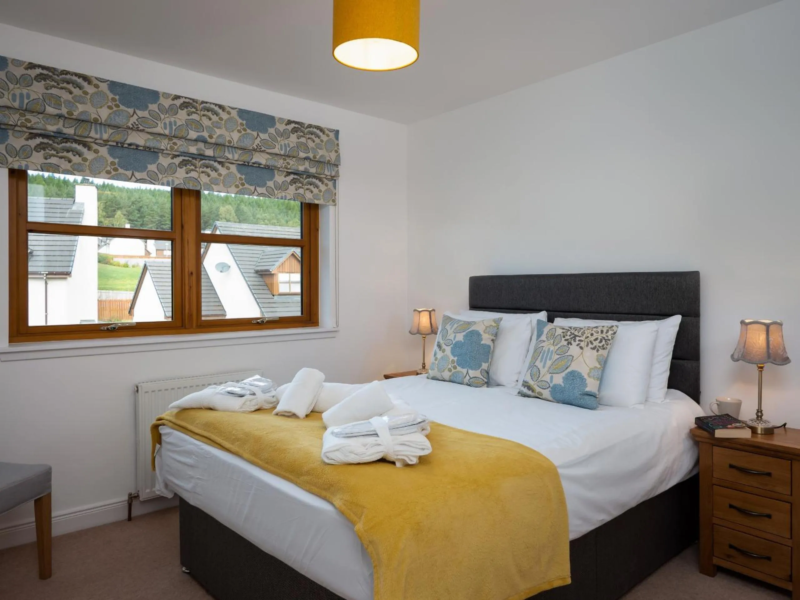 Bed in Snowmass Lodge - hot tub in Aviemore