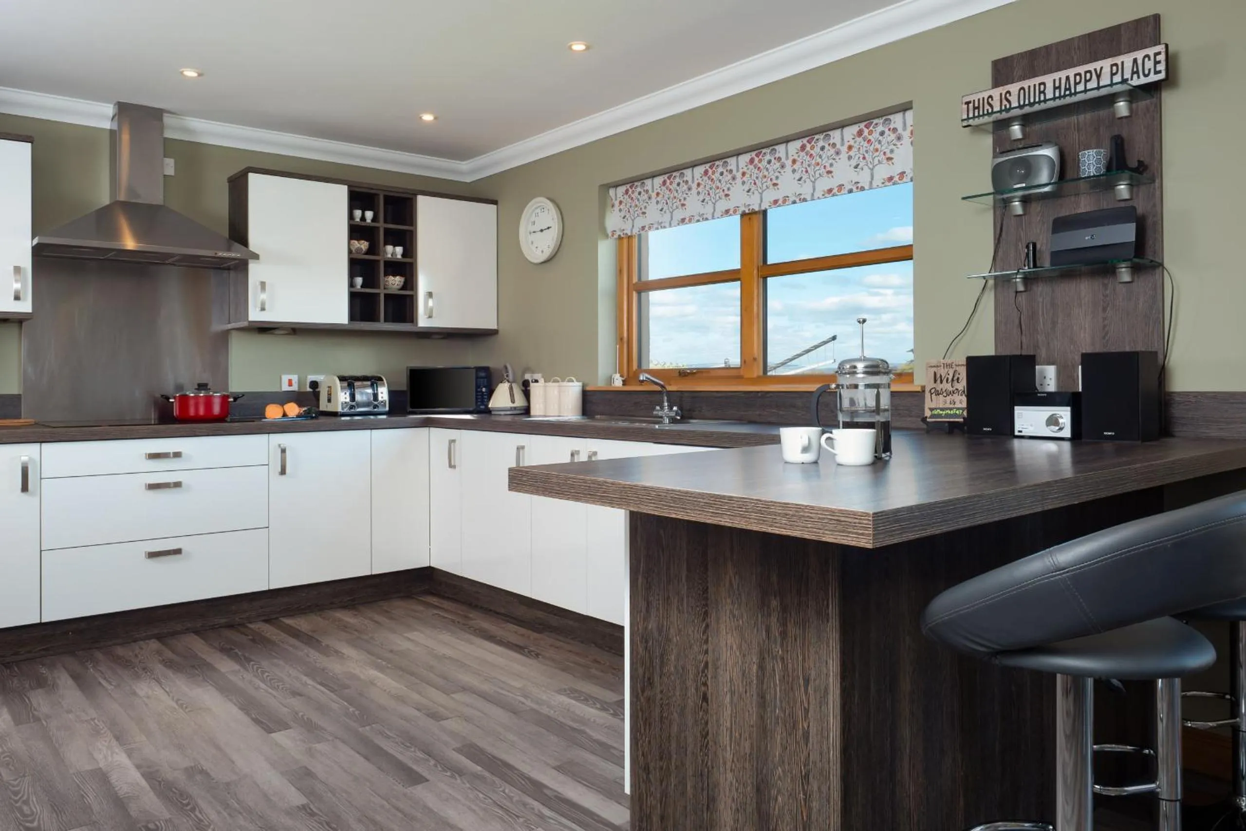 Kitchen or kitchenette in Snowmass Lodge - hot tub in Aviemore