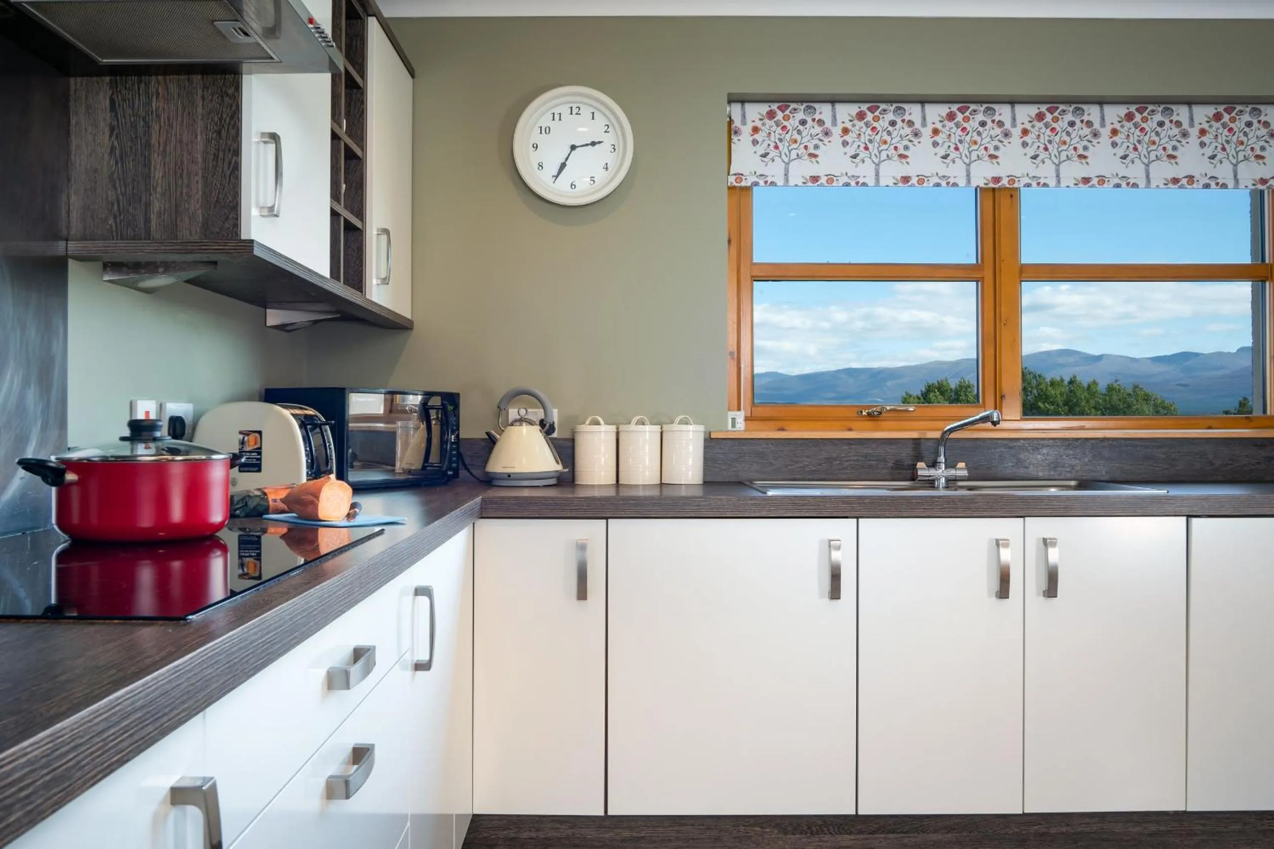 Kitchen or kitchenette in Snowmass Lodge - hot tub in Aviemore