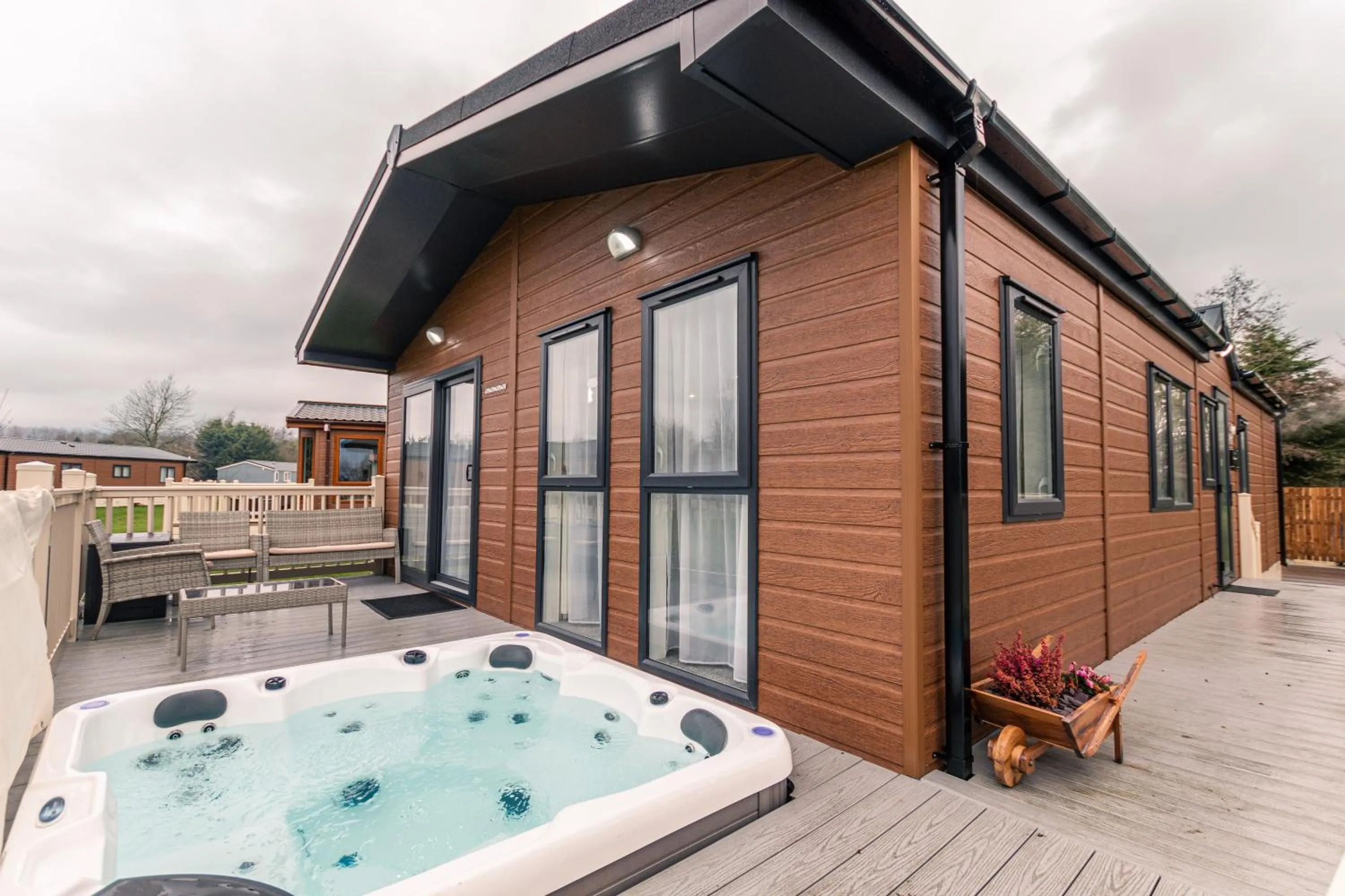 Garden View Lodge with Hot Tub