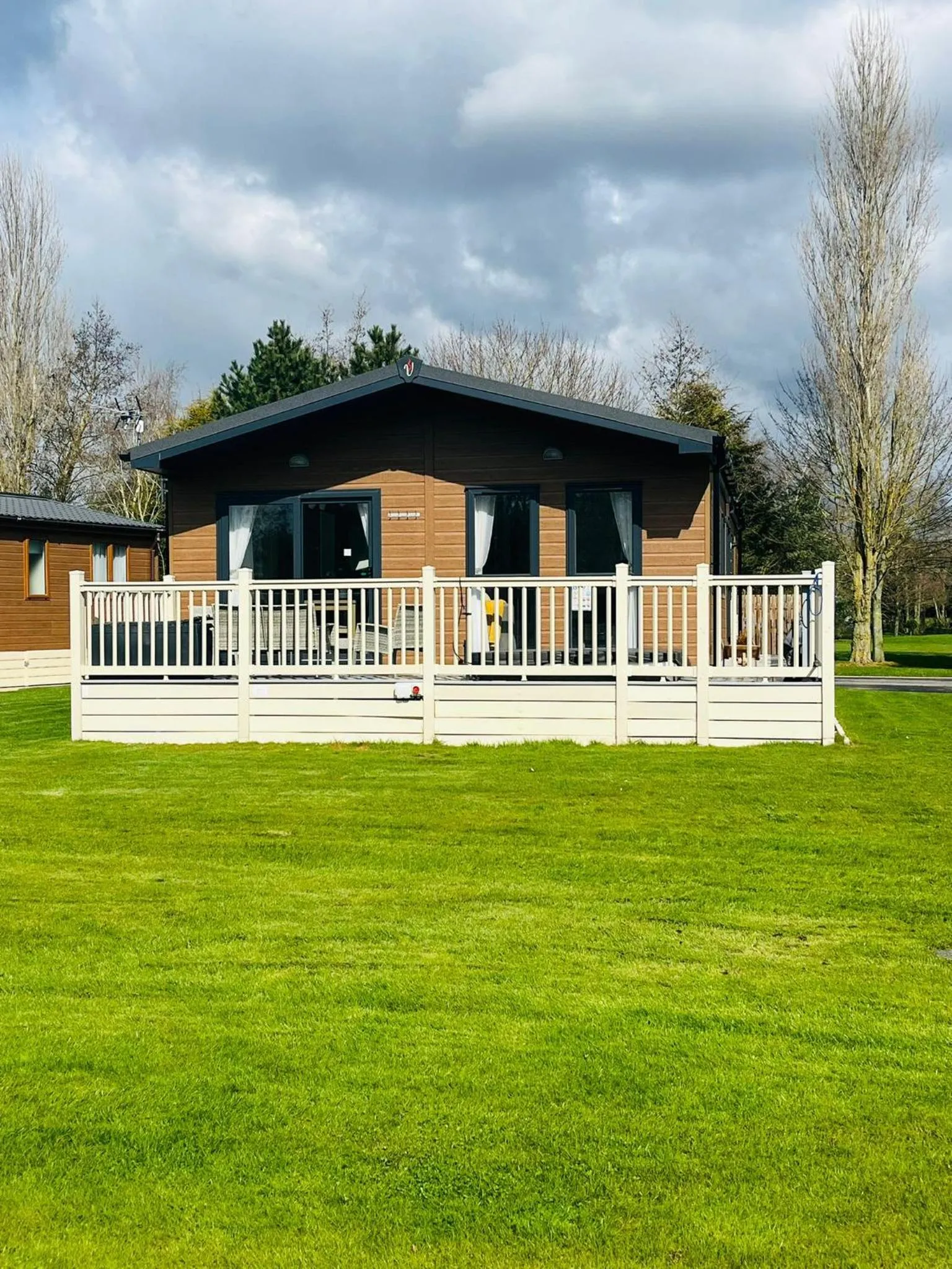 Garden View Lodge with Hot Tub