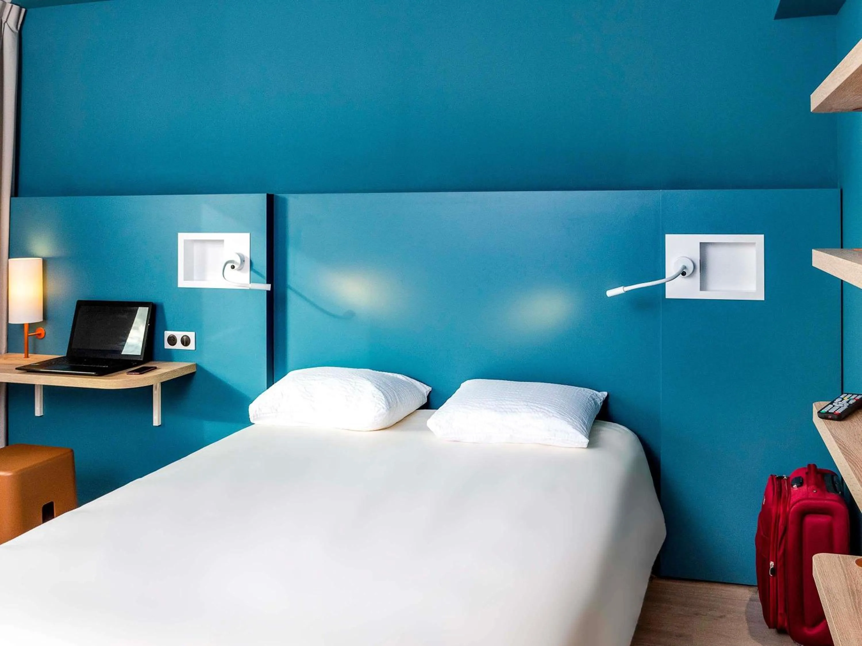 Property building, Bed in ibis Budget Cognac