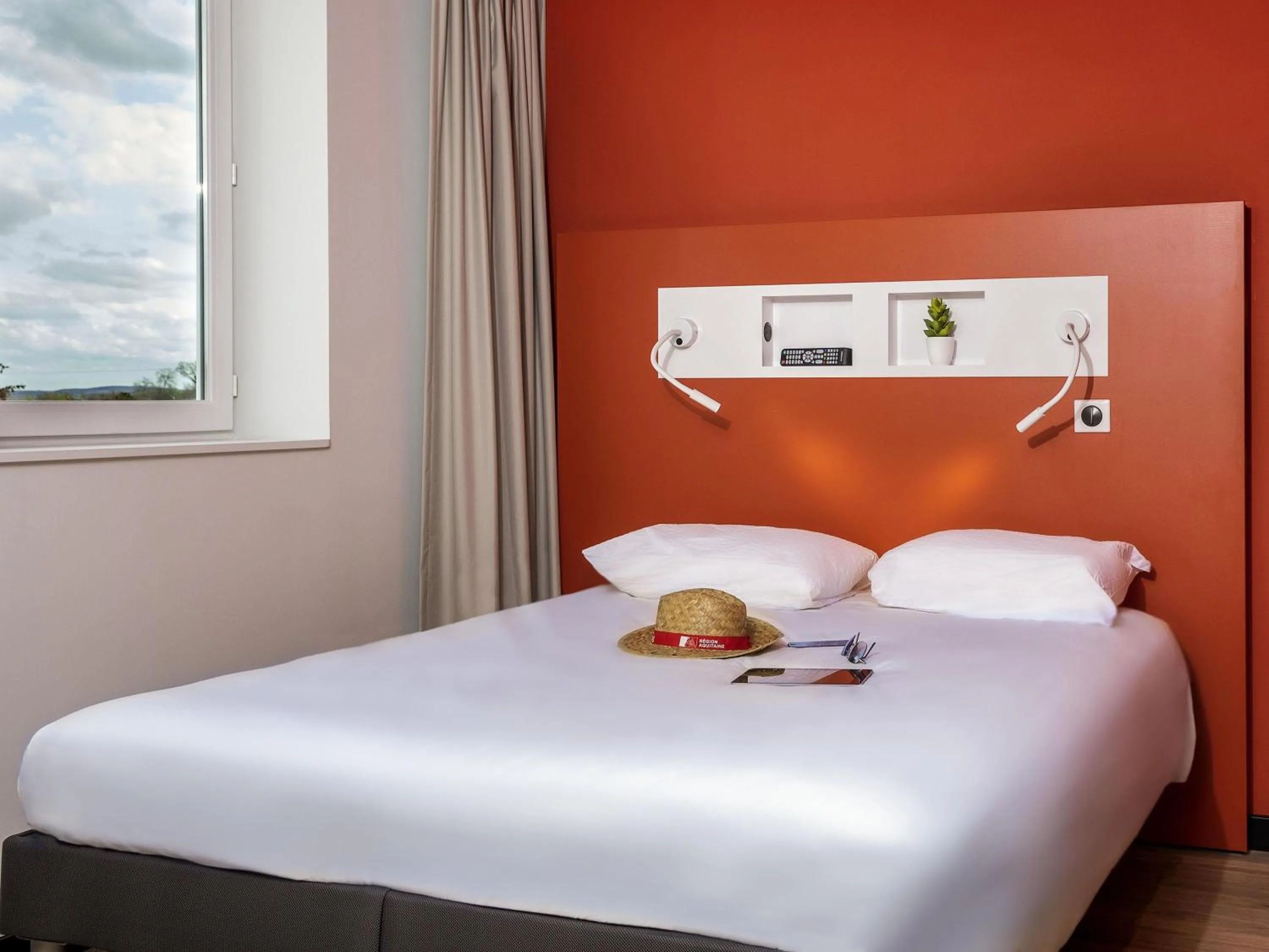 Bedroom, Bed in ibis Budget Cognac