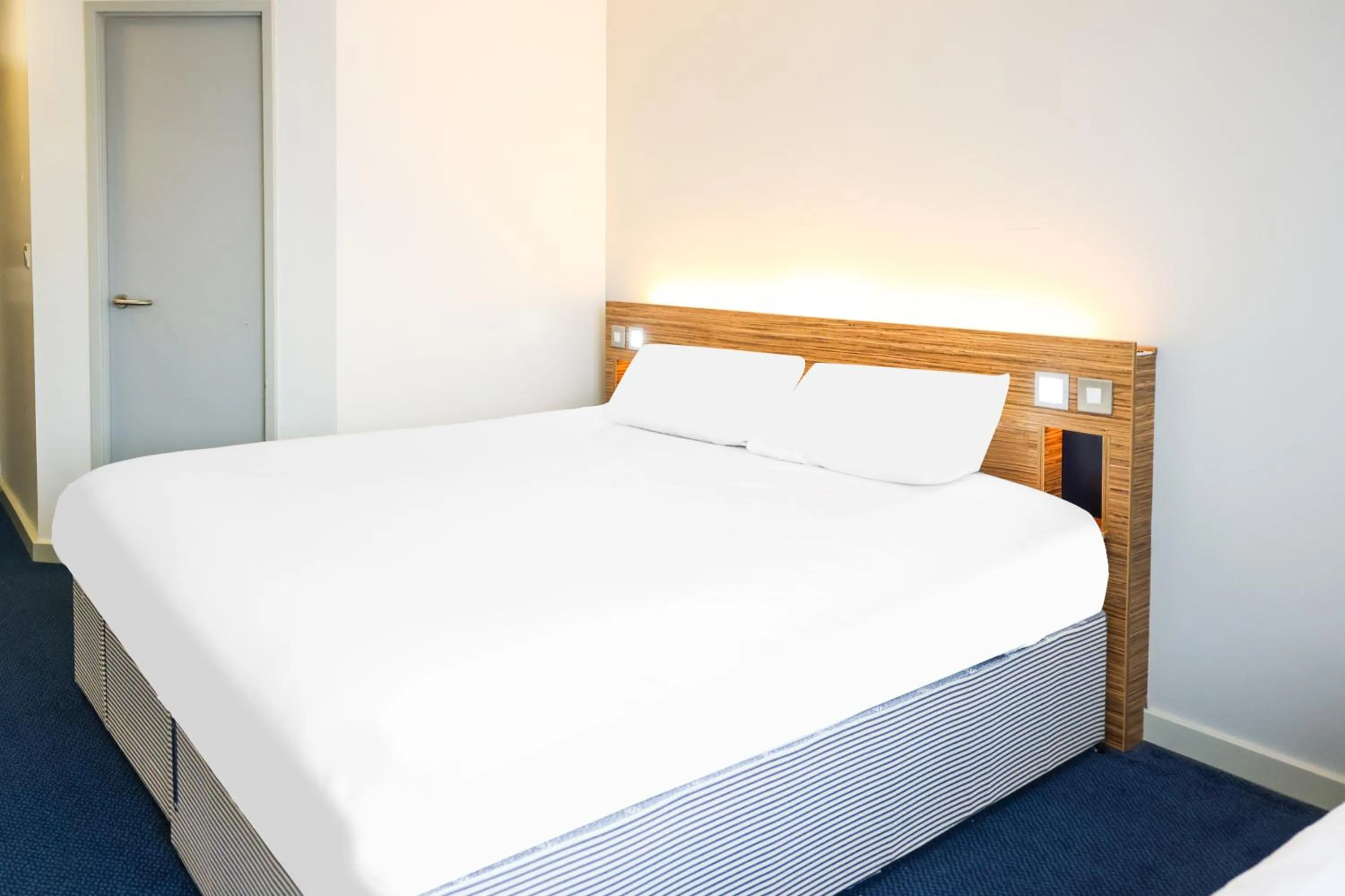 Photo of the whole room, Bed in GO2 Lancaster Centre Hotel by OYO