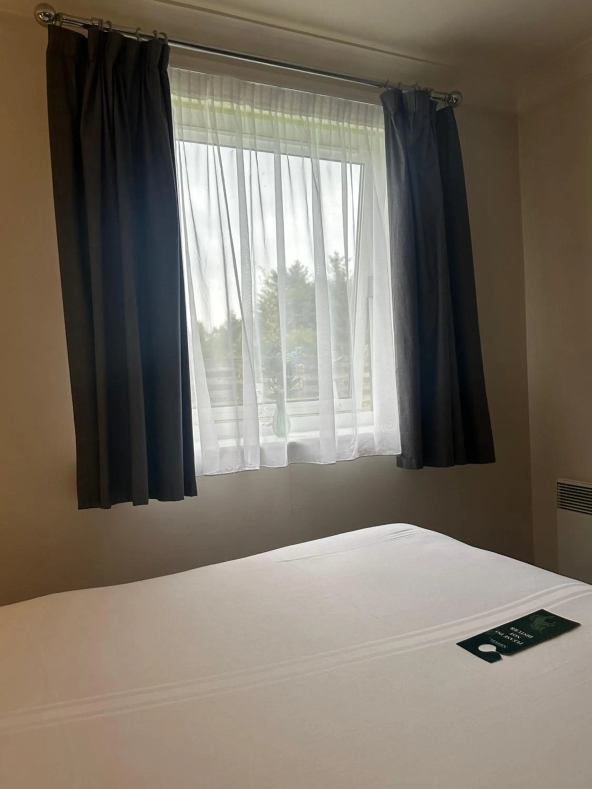 Bed in go2 Glasgow Cumbernauld Hotel - Free Parking and Pet Friendly