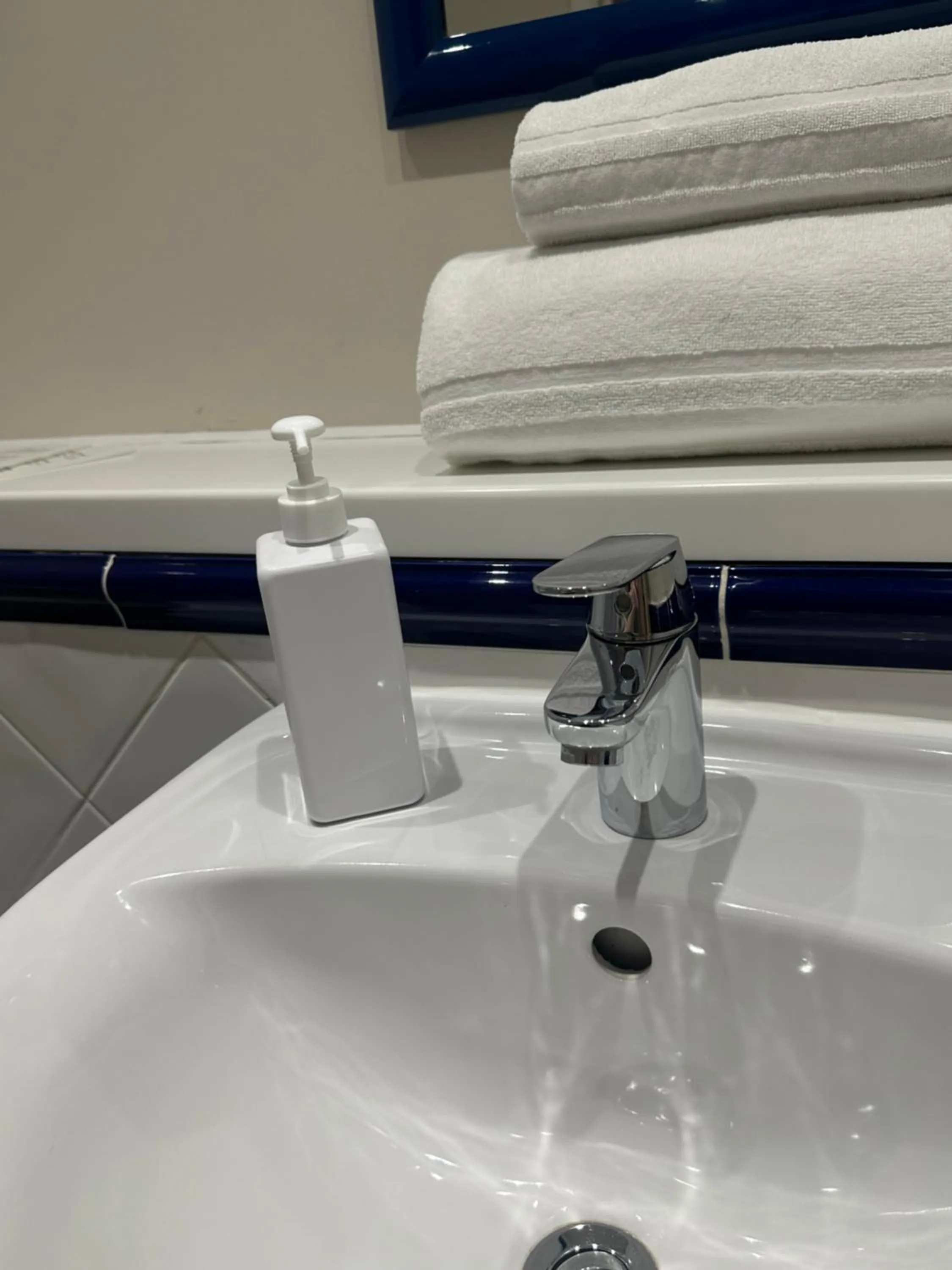 Bathroom in go2 Glasgow Cumbernauld Hotel - Free Parking and Pet Friendly