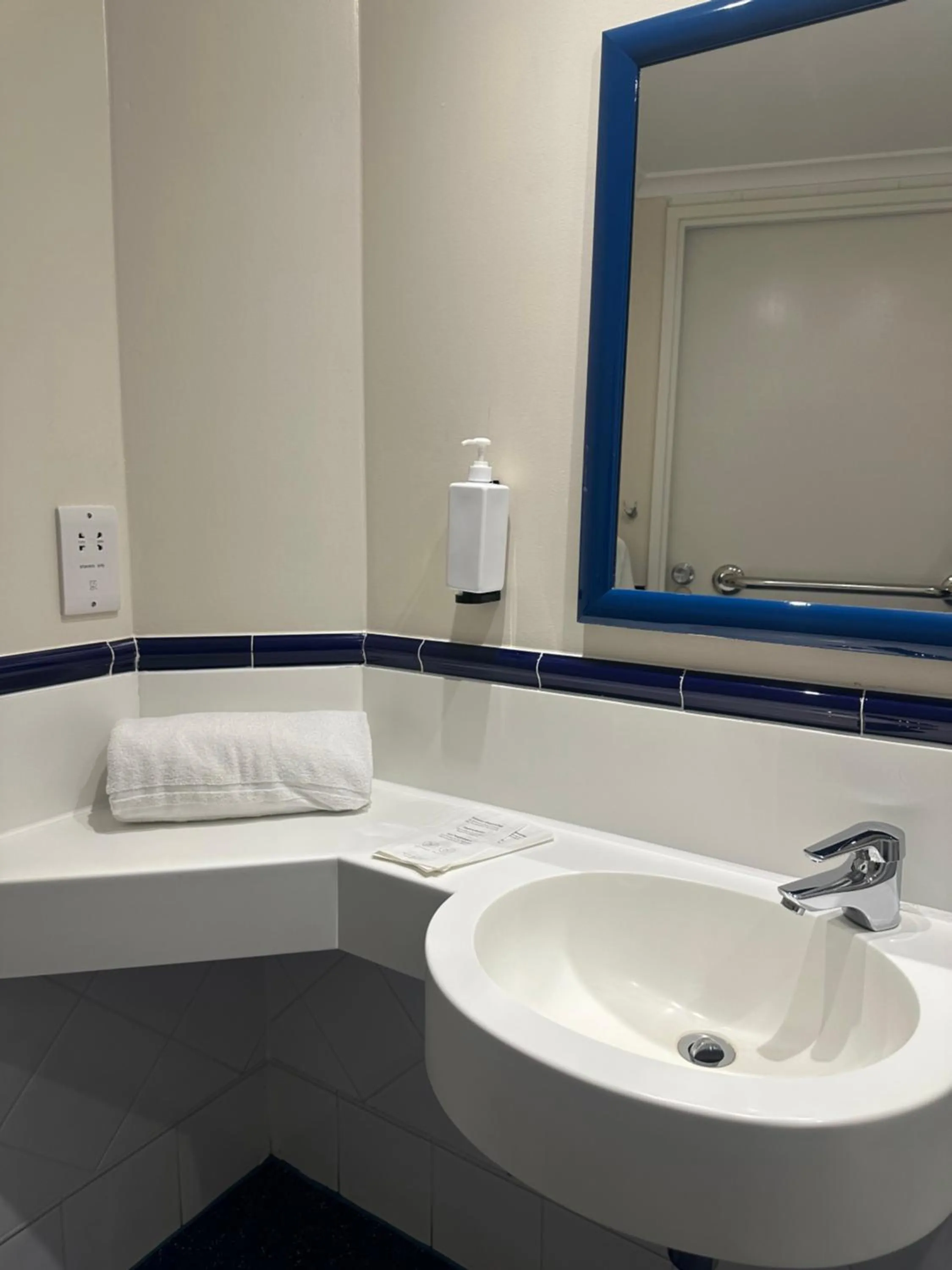 Bathroom in go2 Glasgow Cumbernauld Hotel - Free Parking and Pet Friendly