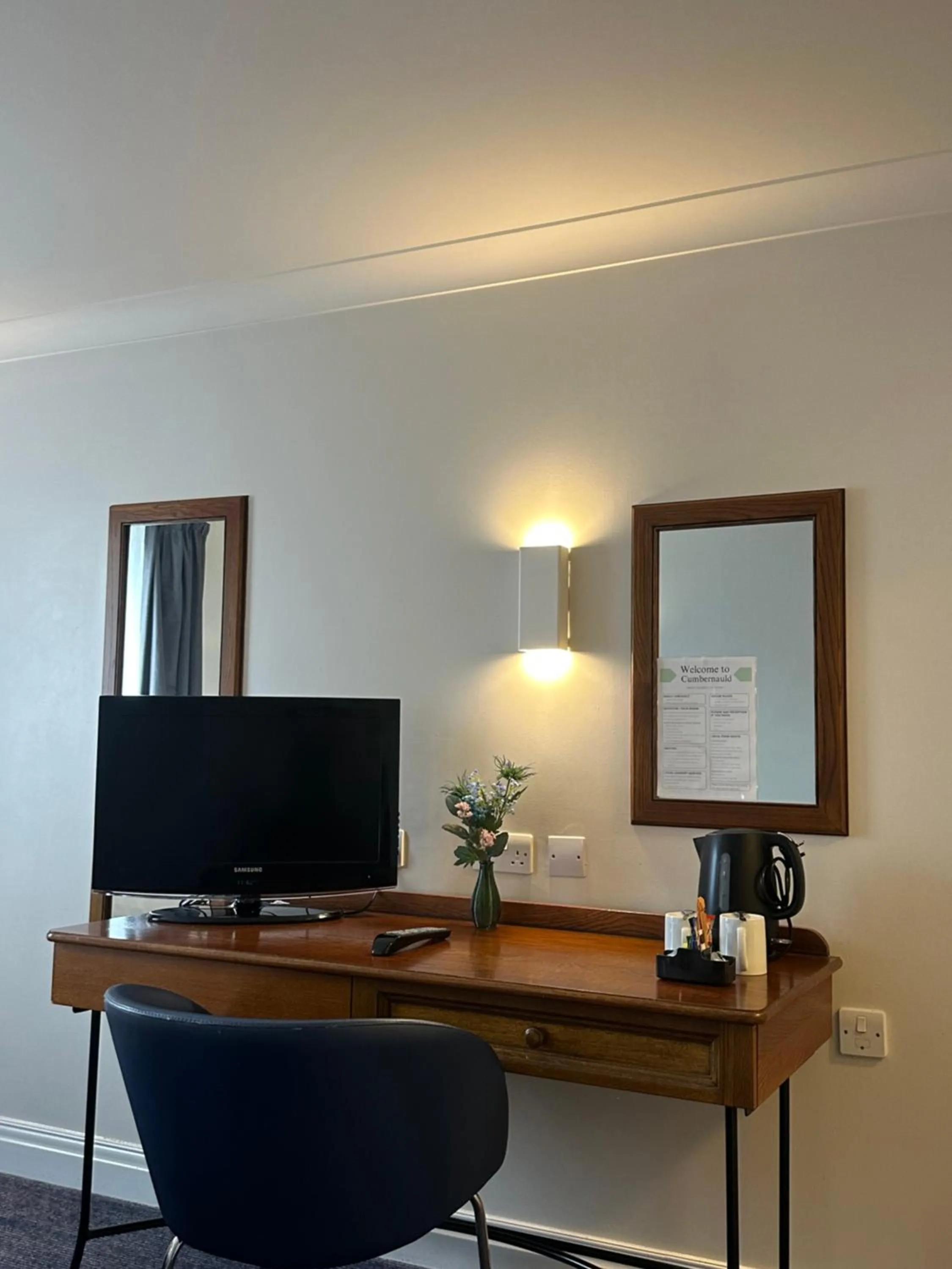 TV and multimedia in go2 Glasgow Cumbernauld Hotel - Free Parking and Pet Friendly