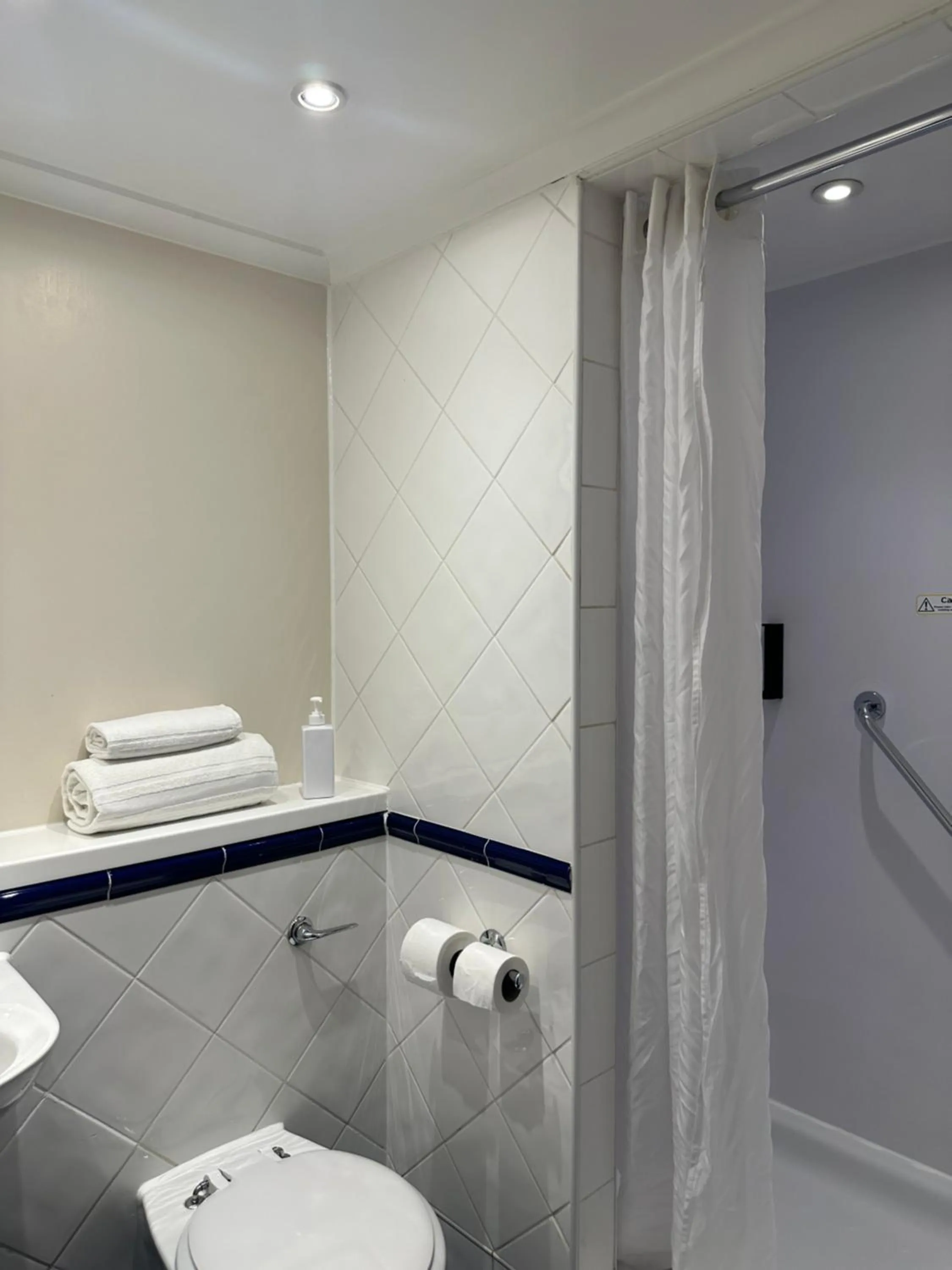 Shower in go2 Glasgow Cumbernauld Hotel - Free Parking and Pet Friendly