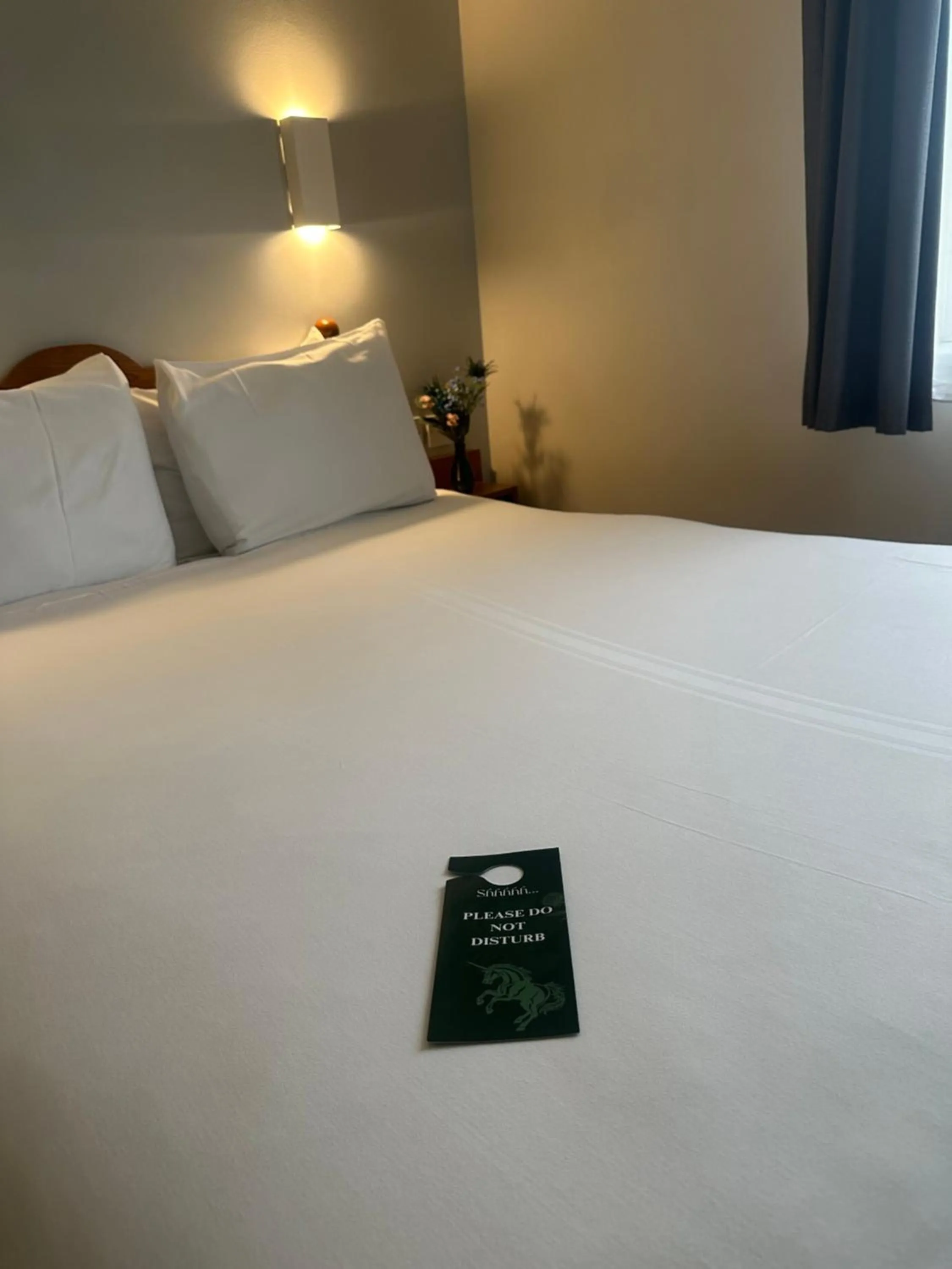 Bed in go2 Glasgow Cumbernauld Hotel - Free Parking and Pet Friendly