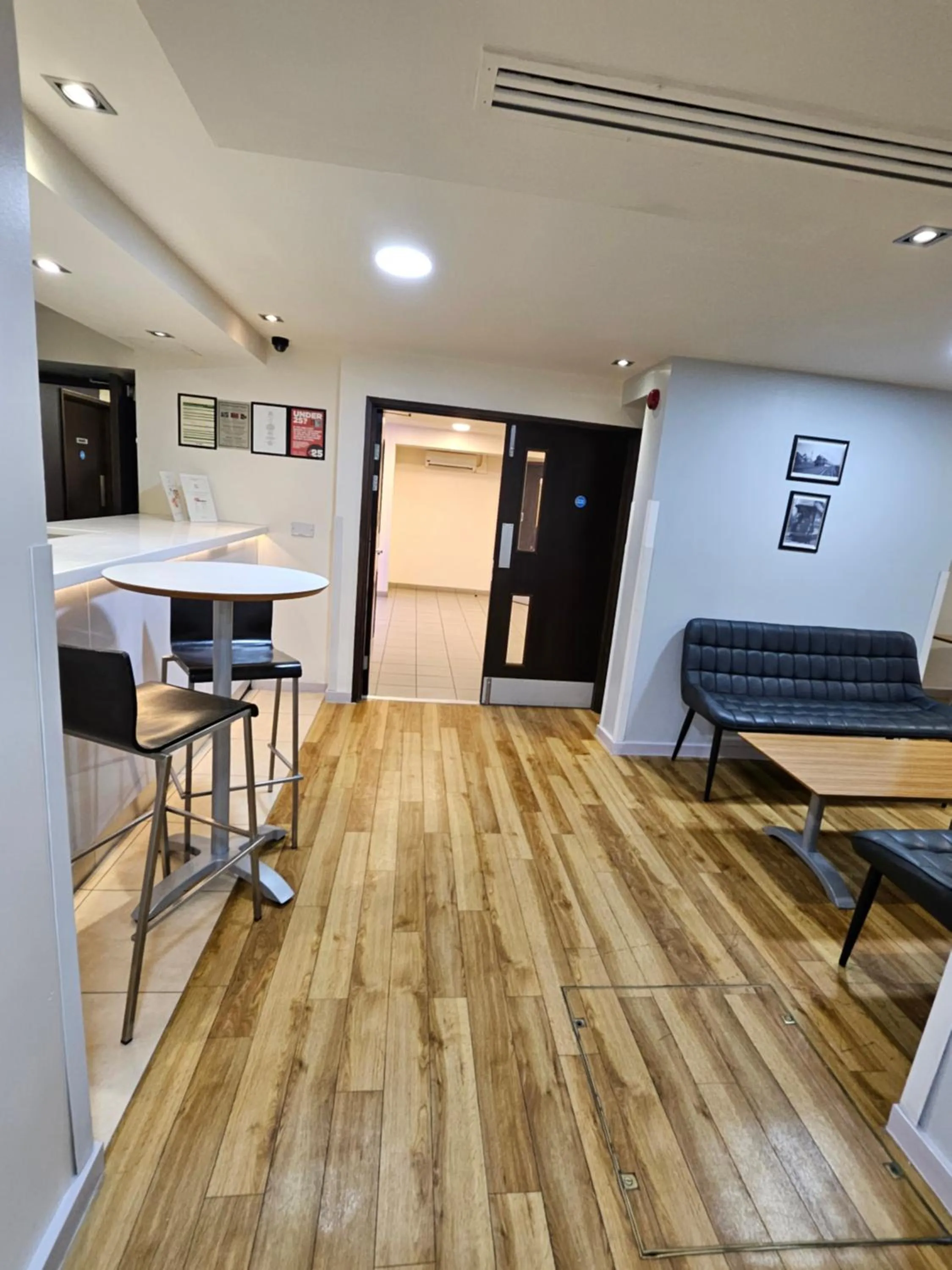 Communal lounge/ TV room in go2 Hotels Burton Upon Trent Central