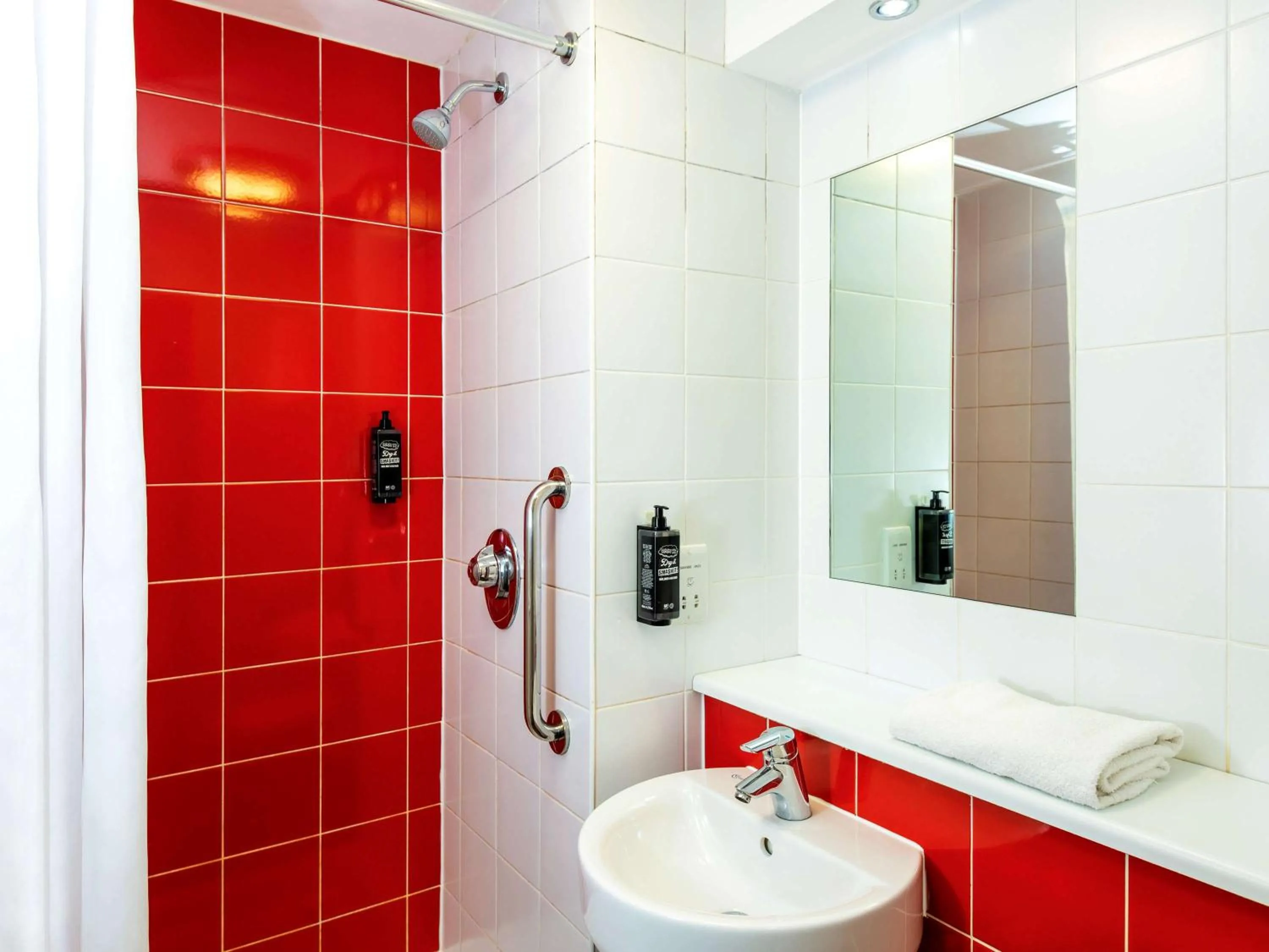 Shower in go2 Hotels Burton Upon Trent Central