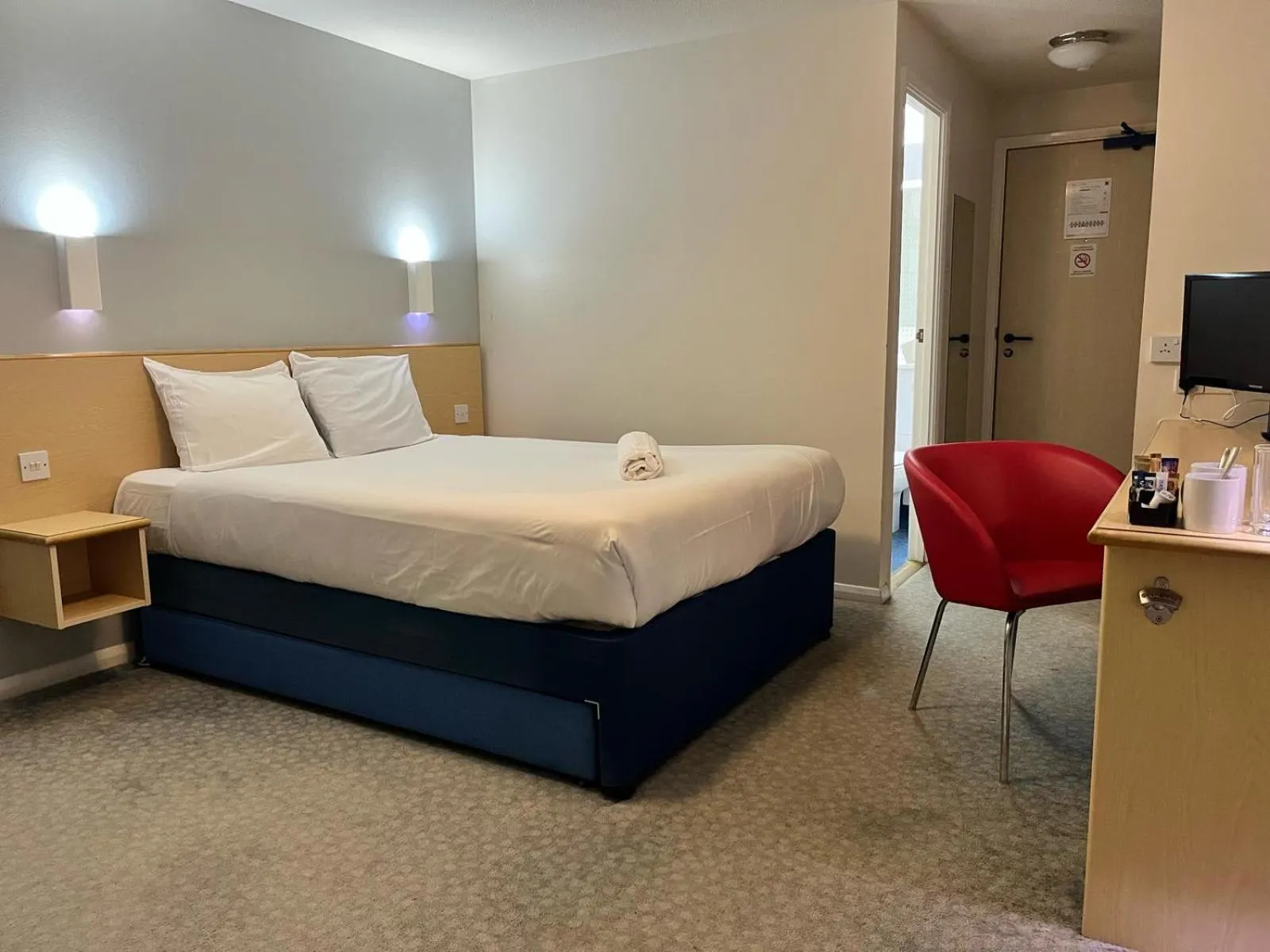 Photo of the whole room, Bed in go2 Dundee Camperdown Hotel free car park