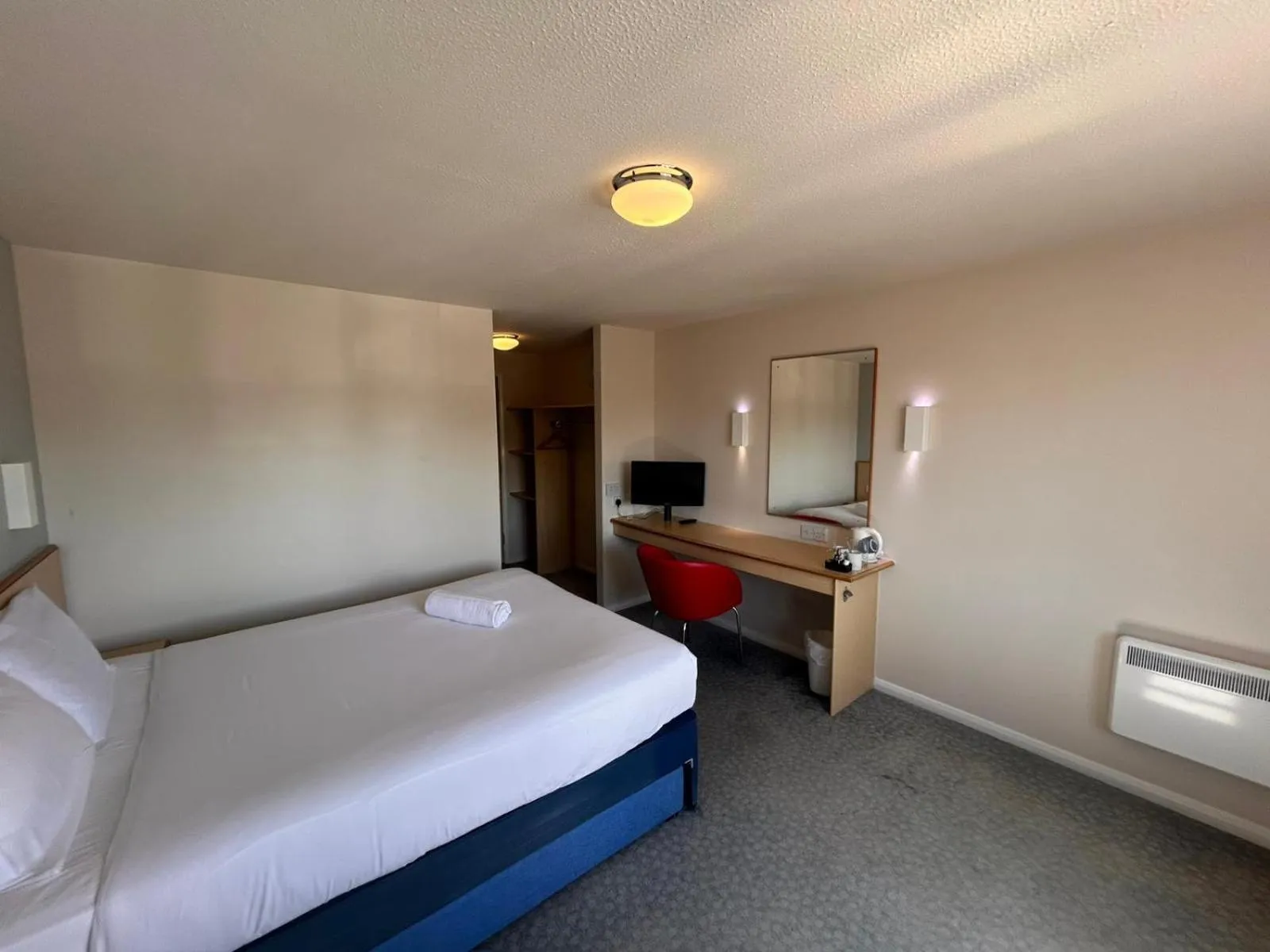 Photo of the whole room, Bed in go2 Dundee Camperdown Hotel free car park