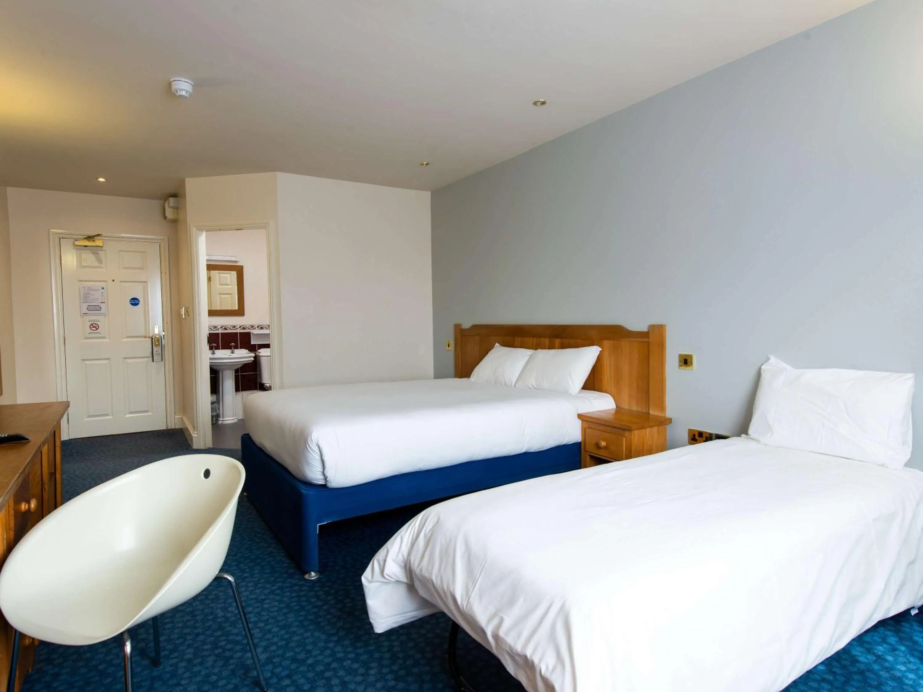 Bathroom in Ibis Budget Bromsgrove