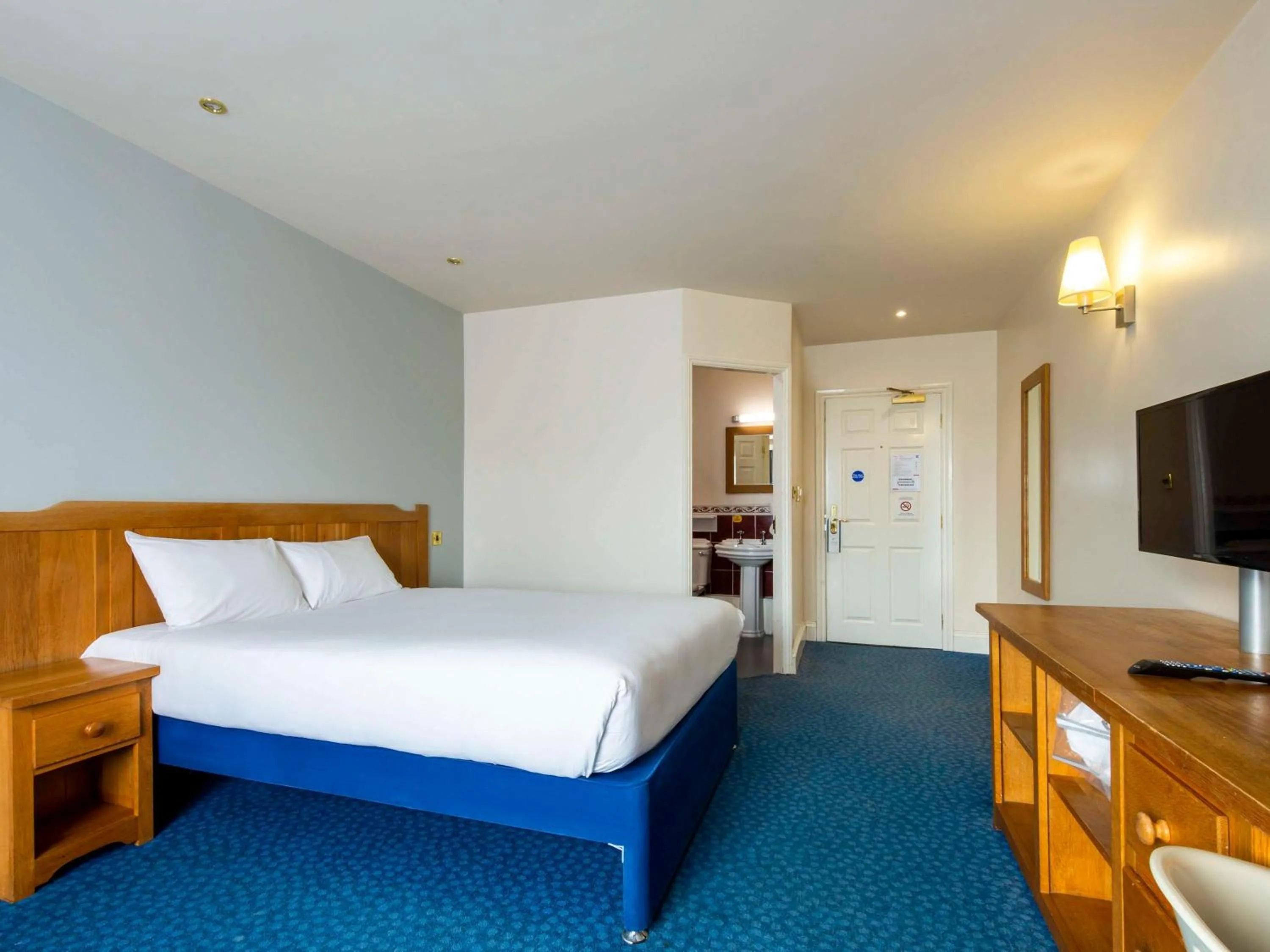 Bathroom in Ibis Budget Bromsgrove