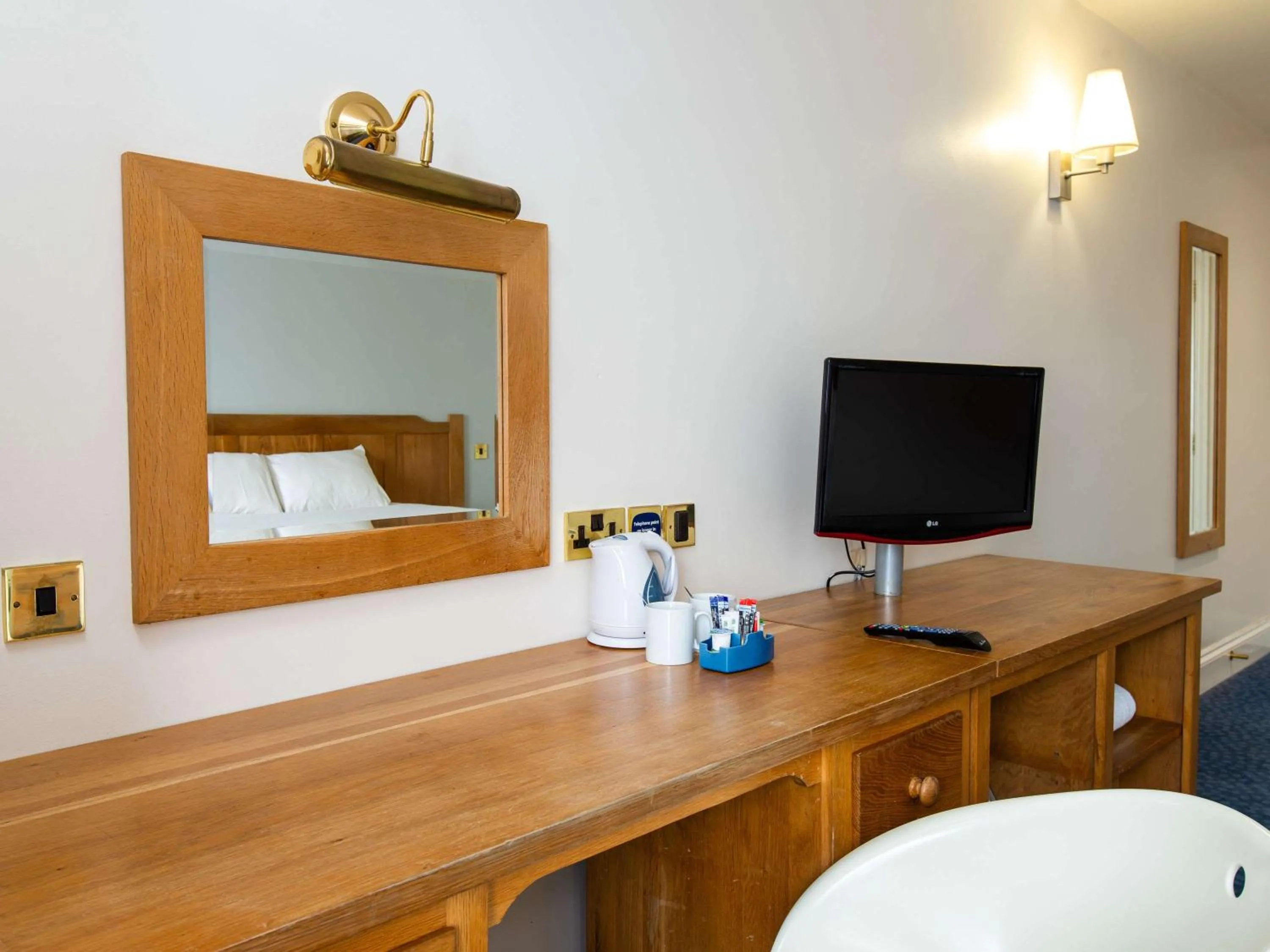 Property building, TV/Entertainment Center in Ibis Budget Bromsgrove