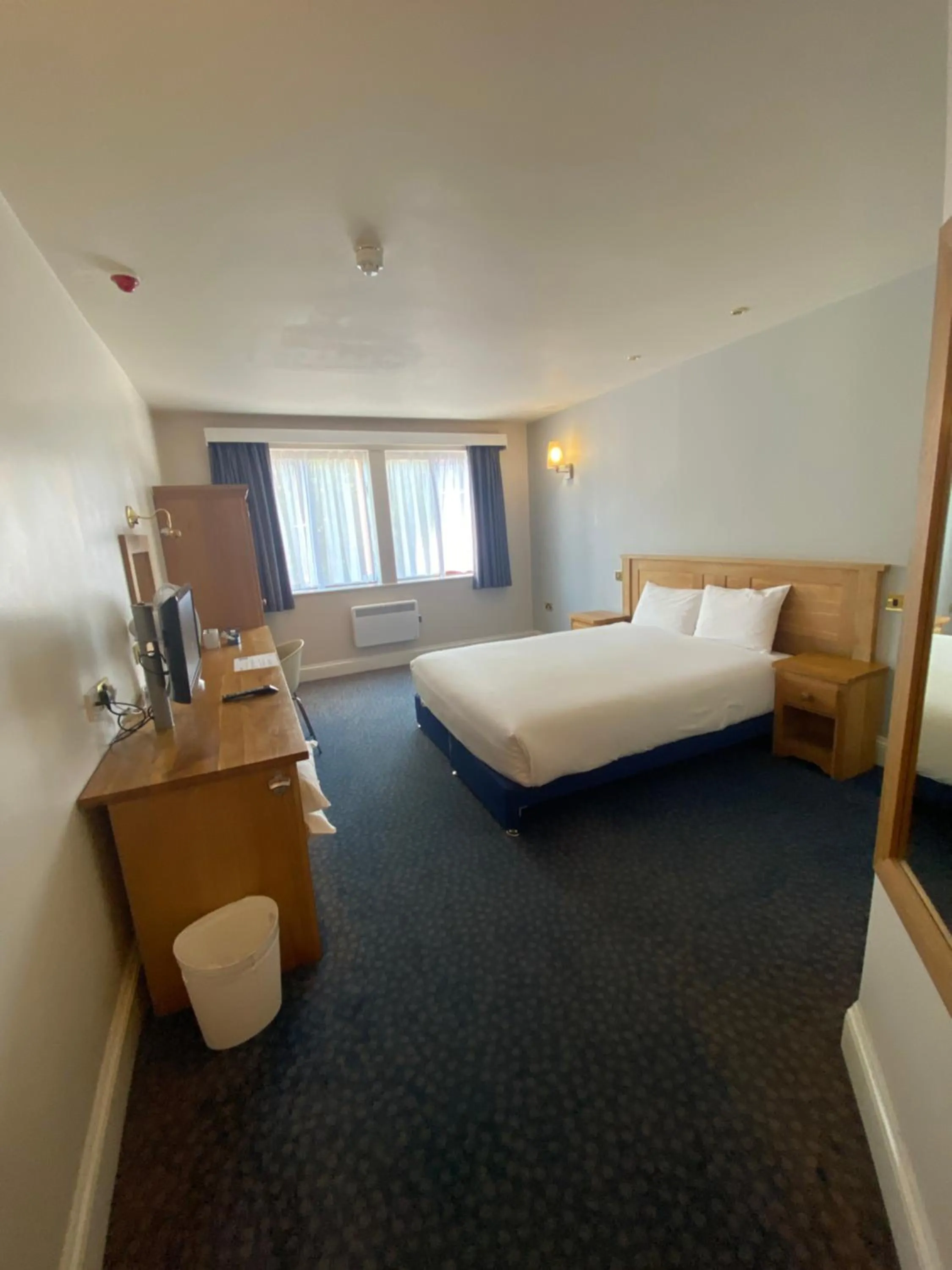 Bedroom in Ibis Budget Bromsgrove