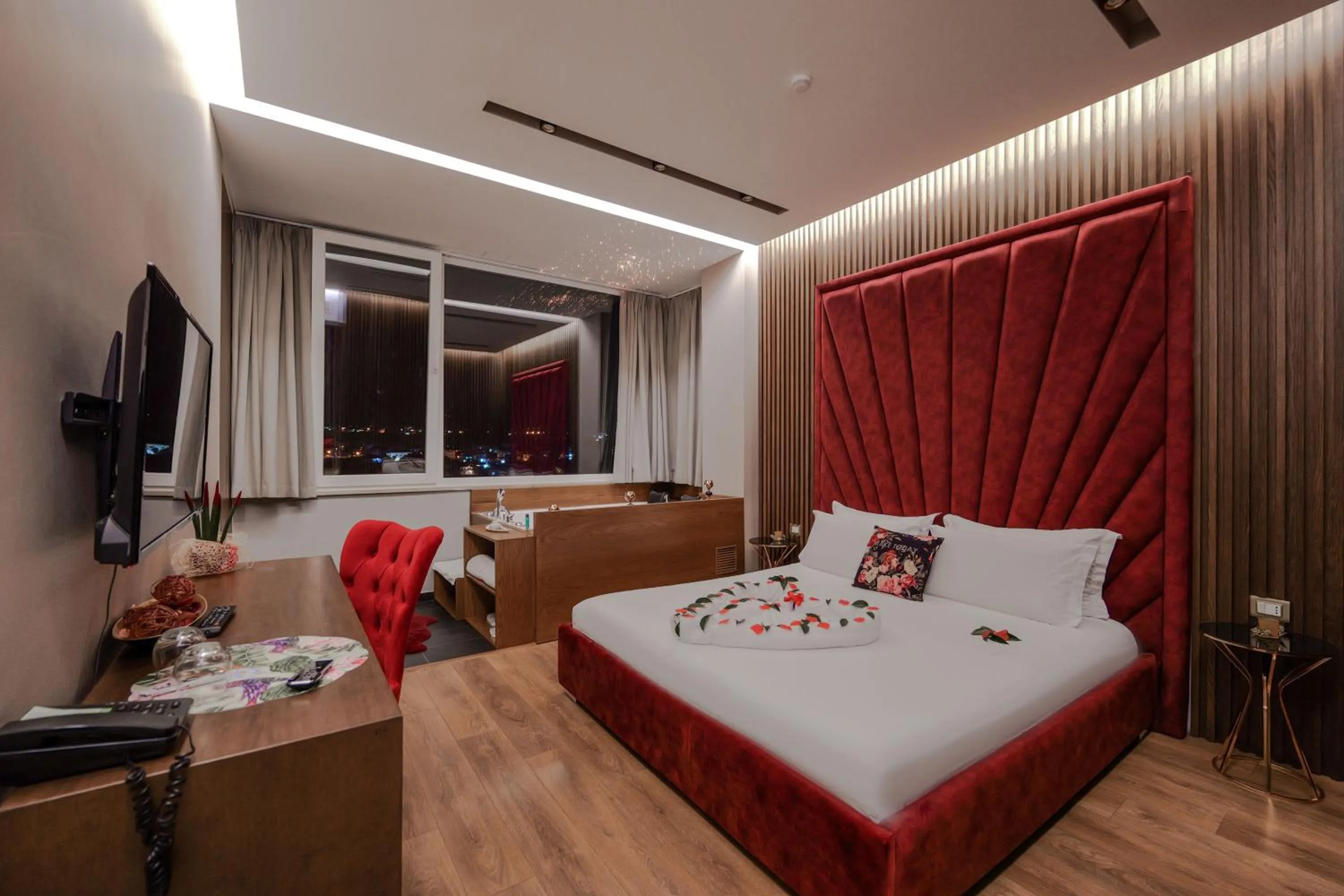 Hot Tub, Bed in Hotel Bonsai