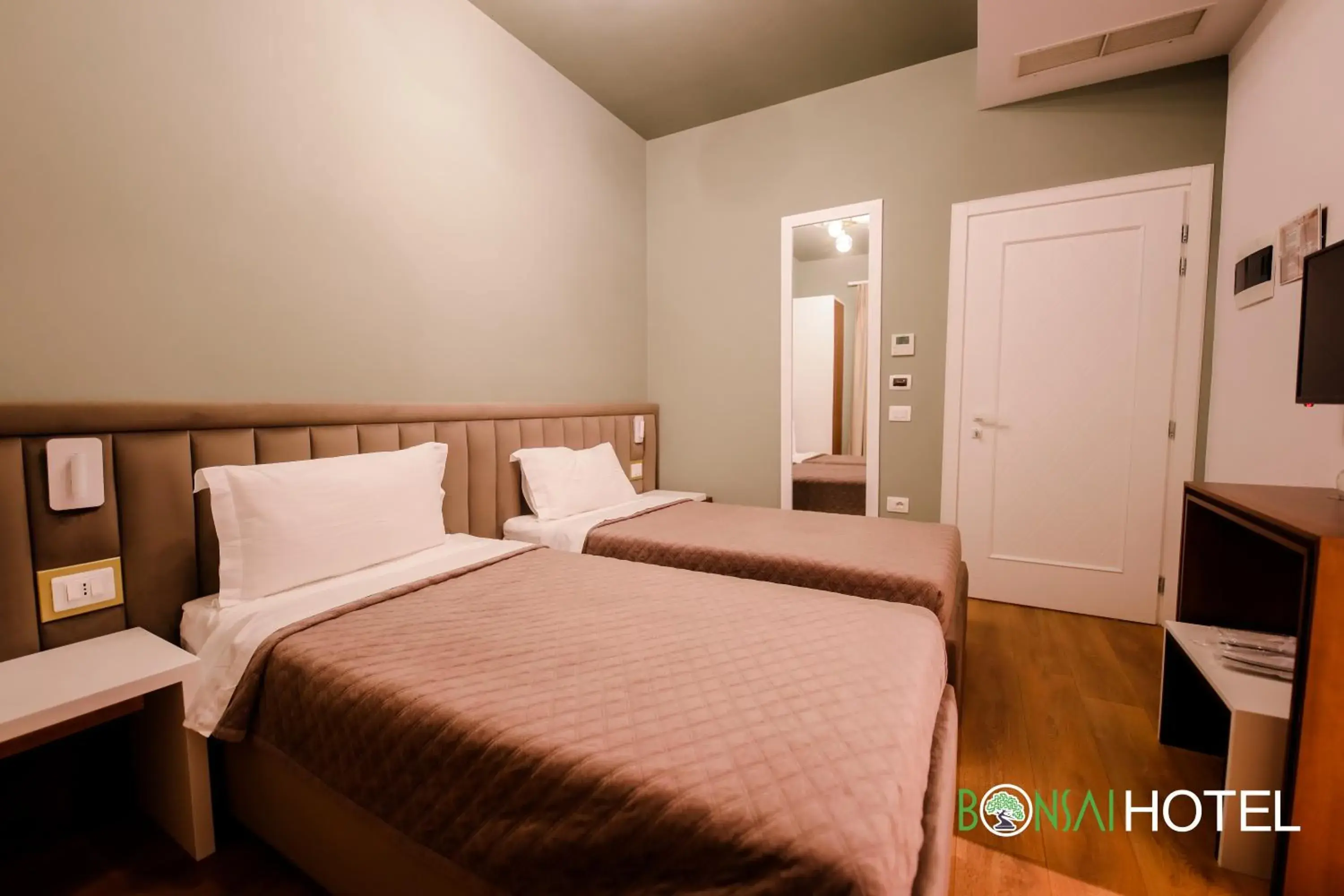 Economy Twin Room in Hotel Bonsai Economy Twin Room in Hotel Bonsai