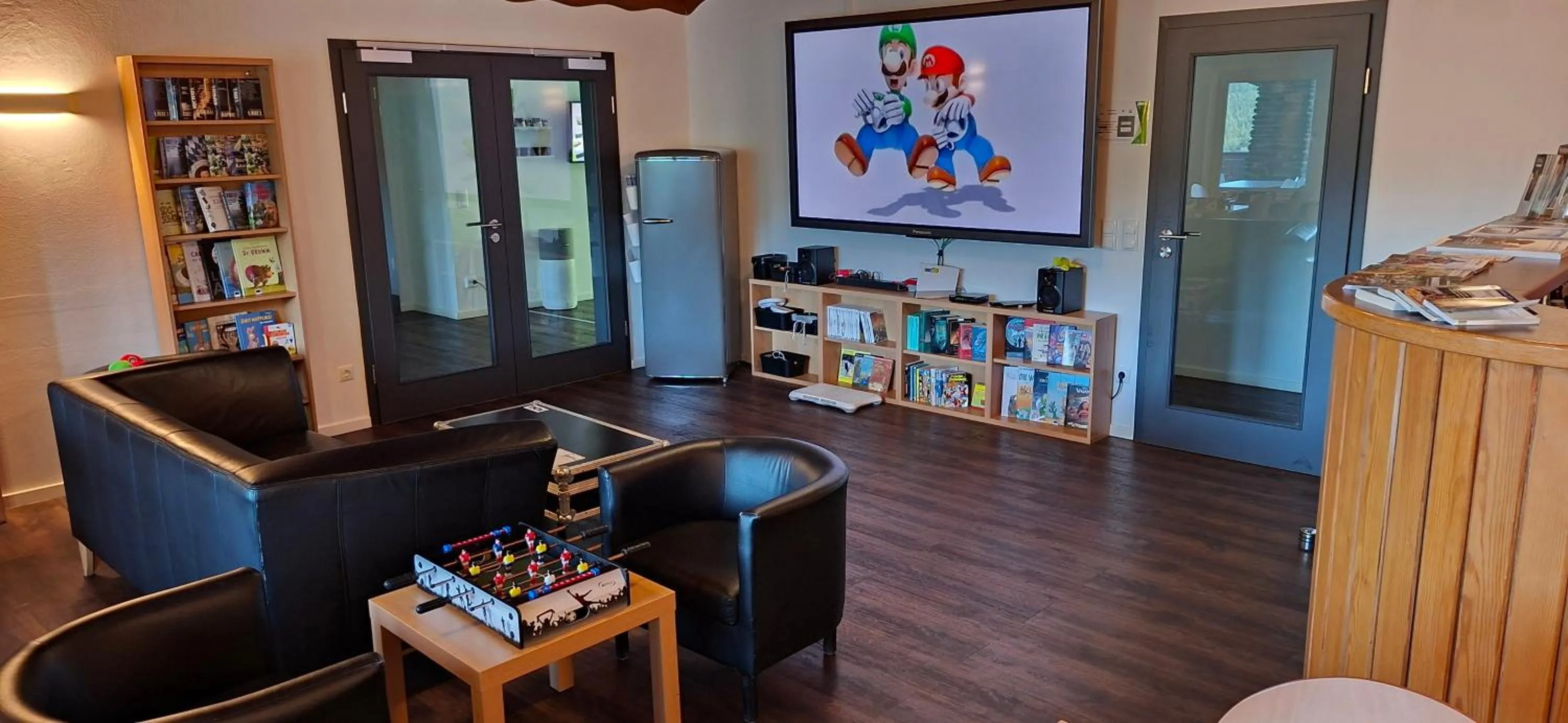 Communal lounge/ TV room in BayVista Lodge - Studios & Apartments