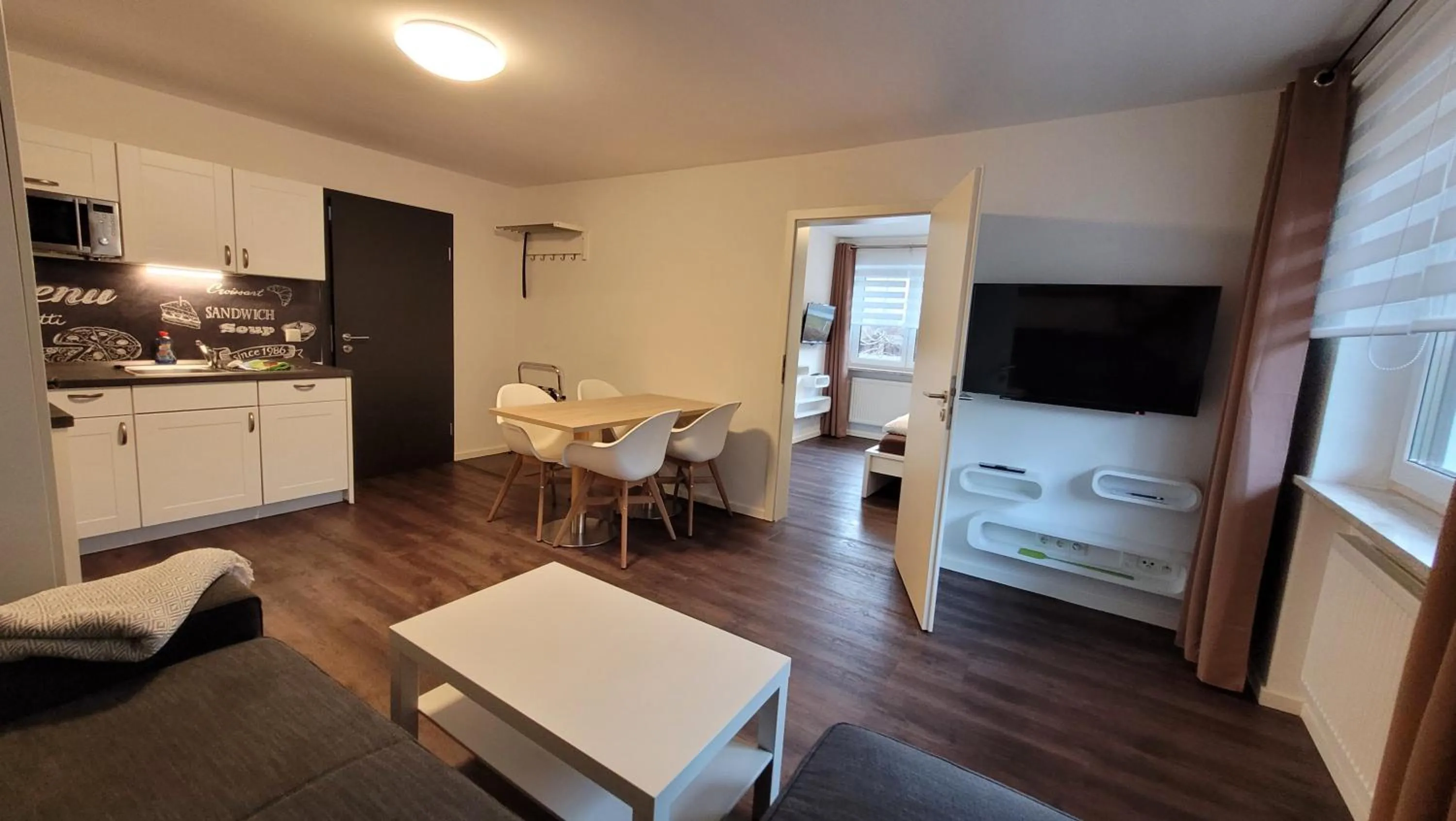 TV and multimedia in BayVista Lodge - Studios & Apartments