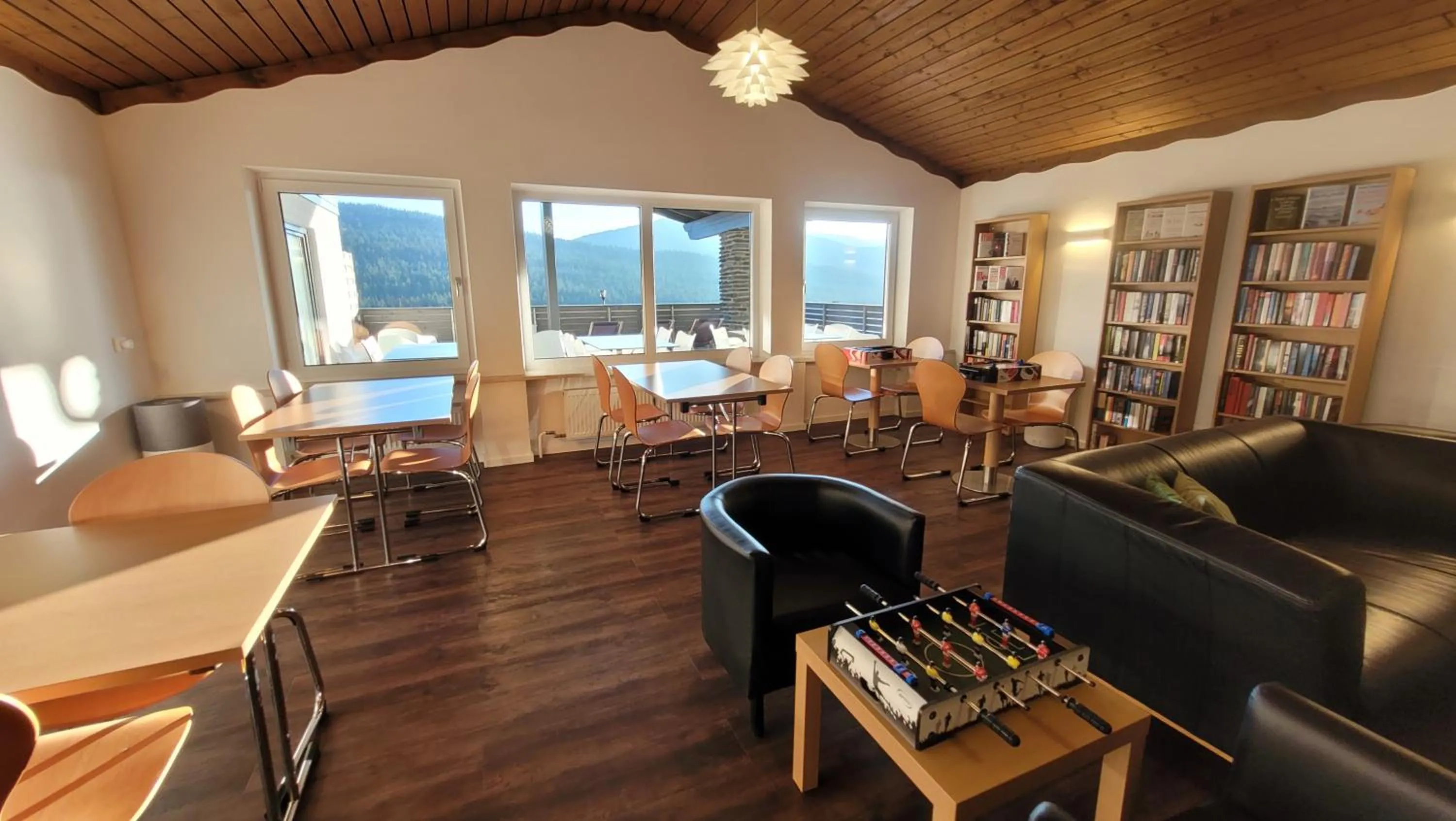 Communal lounge/ TV room in BayVista Lodge - Studios & Apartments