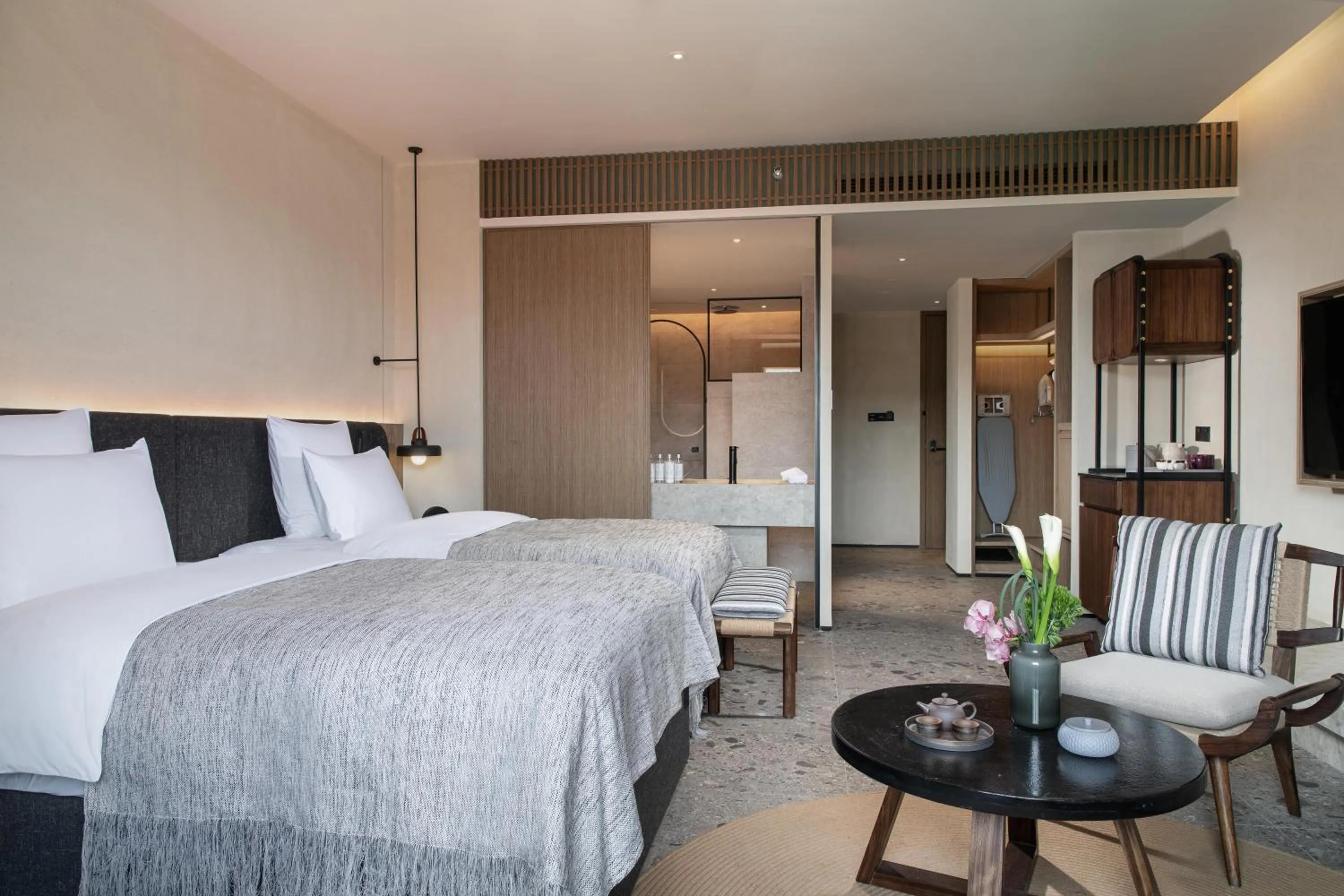 Photo of the whole room, Bed in DongFengYun Hotel Mi'Le - MGallery Collection