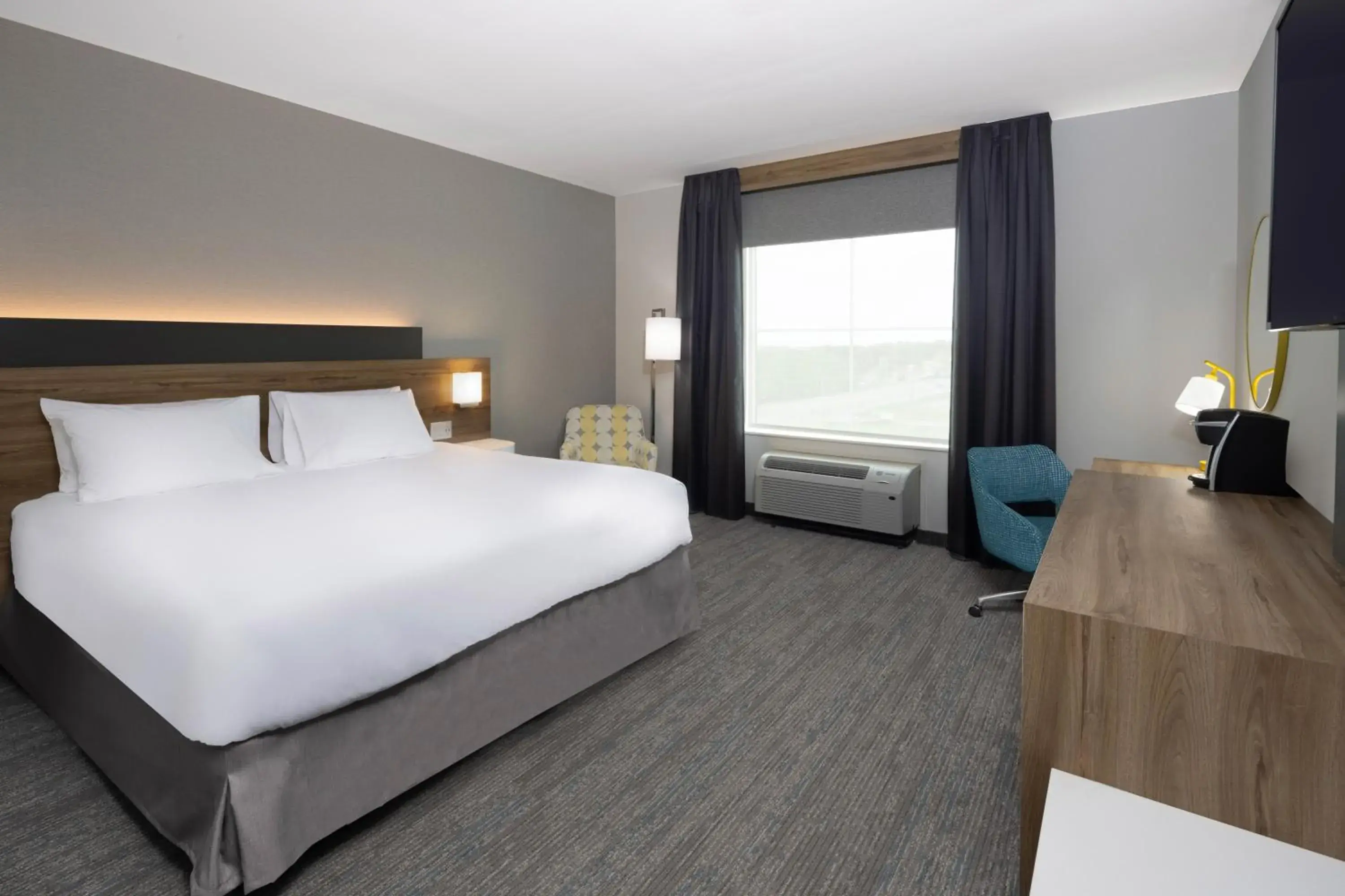 Bed in Hampton Inn by Hilton Verona at Turning Stone Bed in Hampton Inn by Hilton Verona at Turning Stone