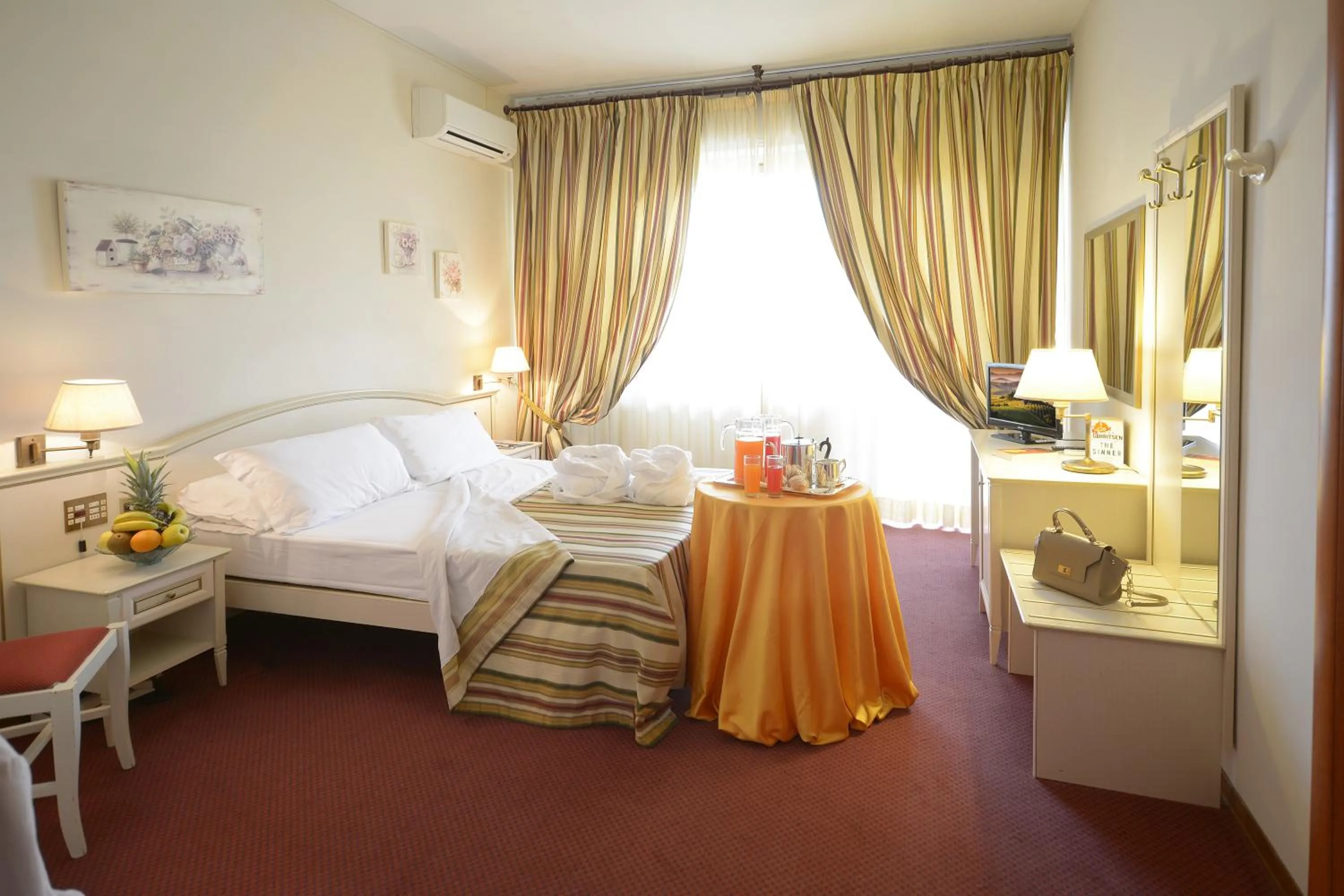 Photo of the whole room in Hotel President