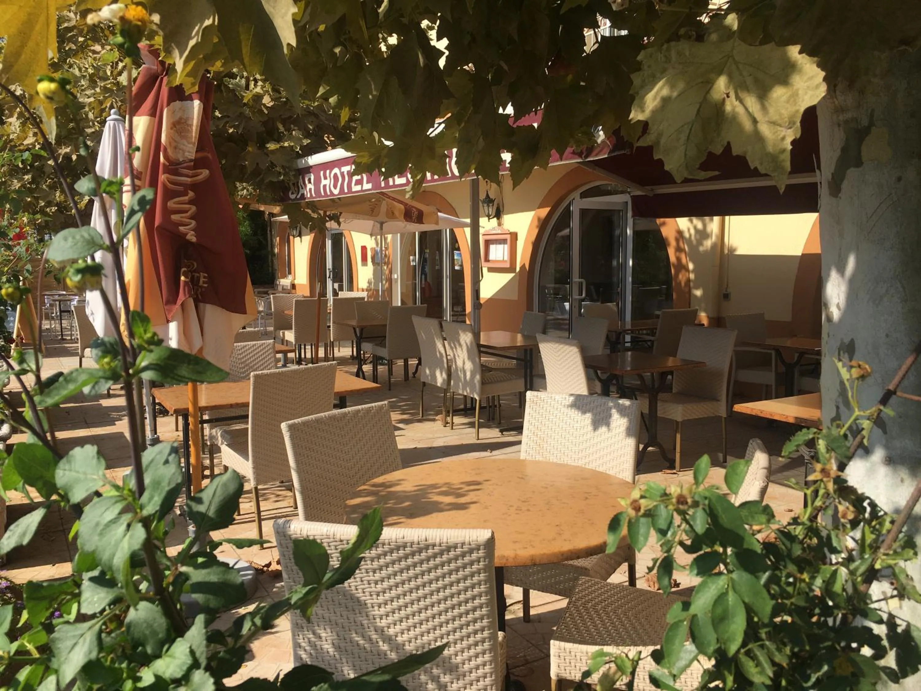 Patio in Hôtel-Restaurant le Commerce