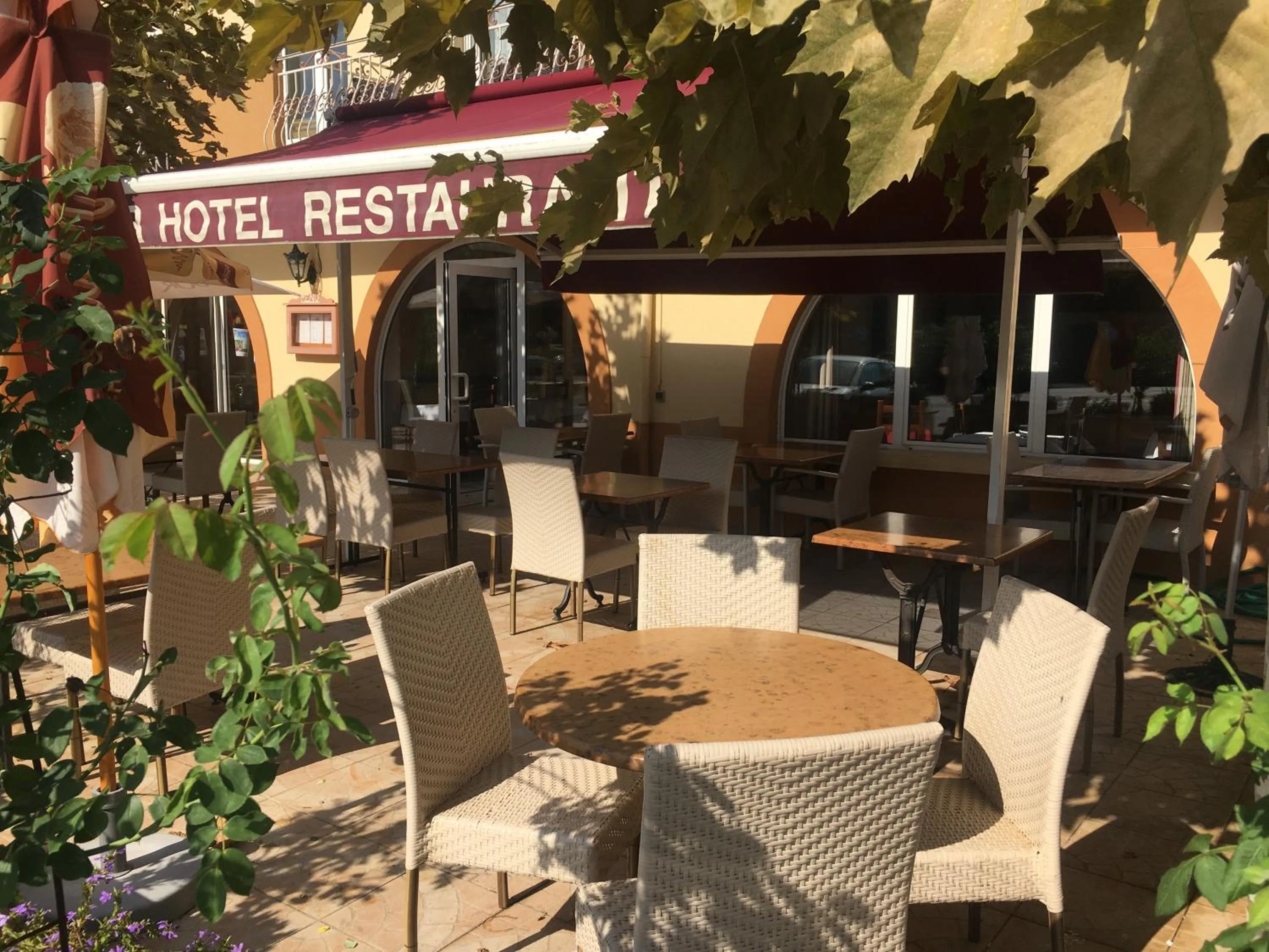 Patio in Hôtel-Restaurant le Commerce