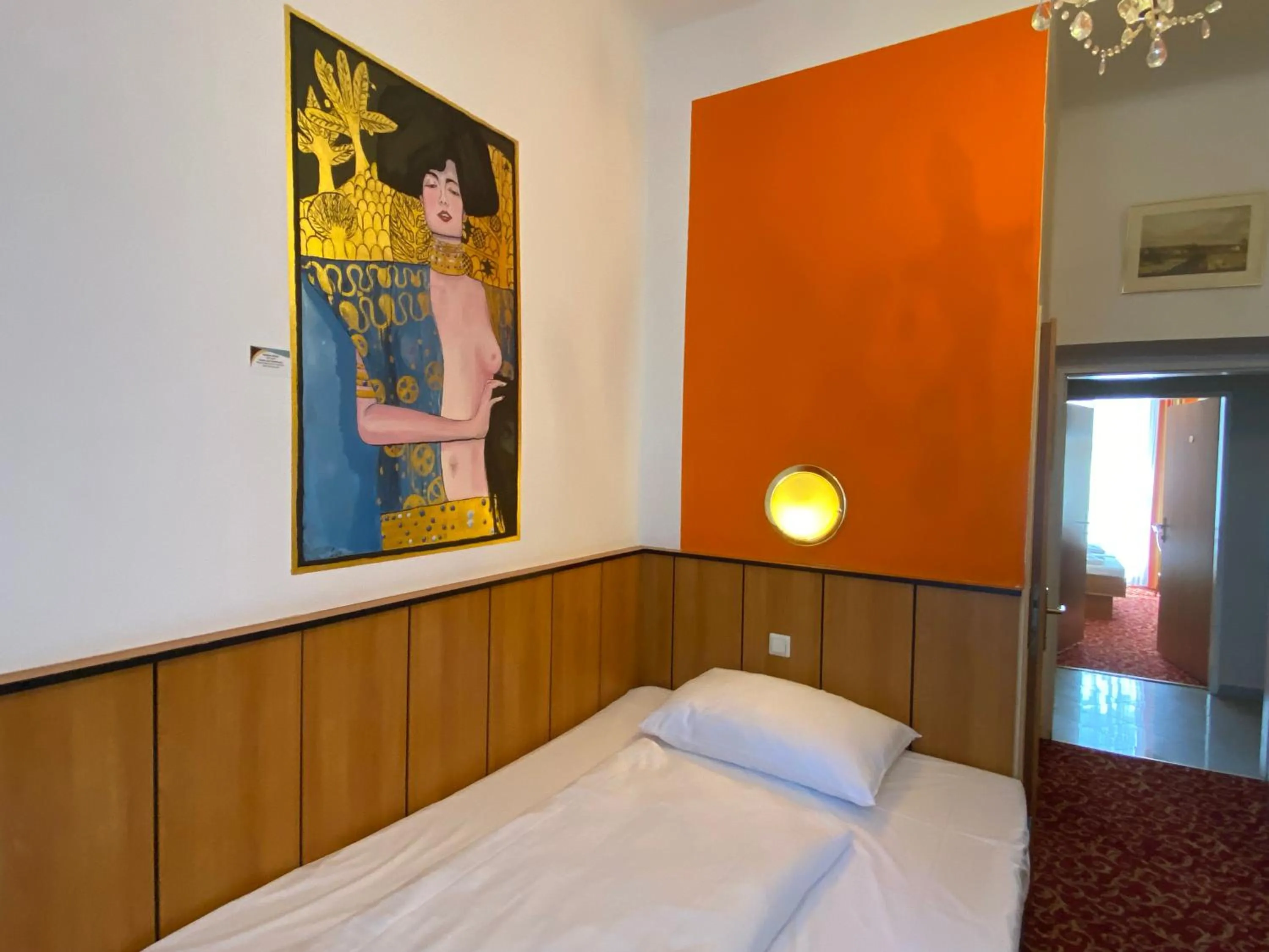 Photo of the whole room, Bed in Garten- und Kunsthotel Gabriel City