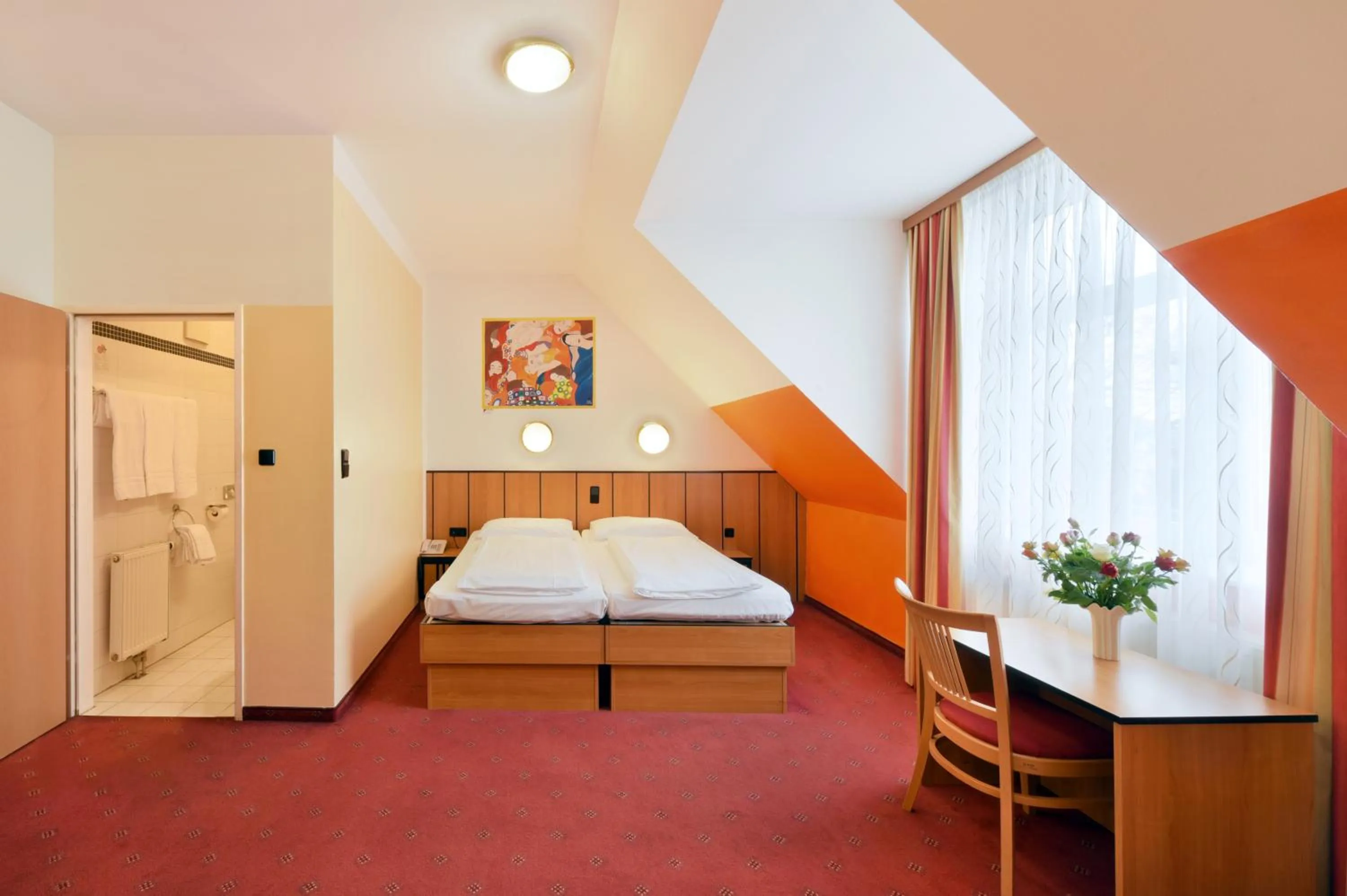 Photo of the whole room, Bed in Garten- und Kunsthotel Gabriel City