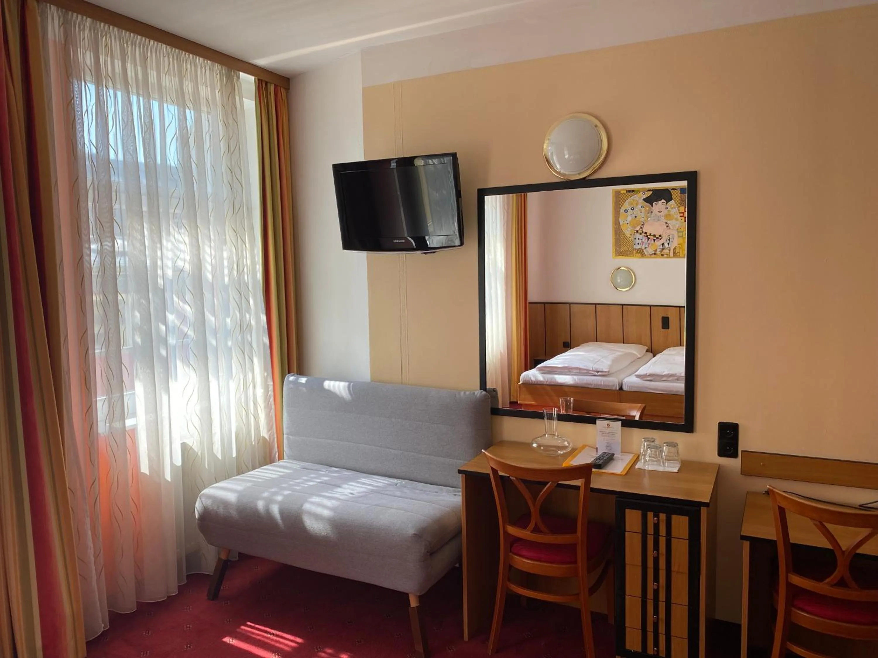 Photo of the whole room, Bed in Garten- und Kunsthotel Gabriel City